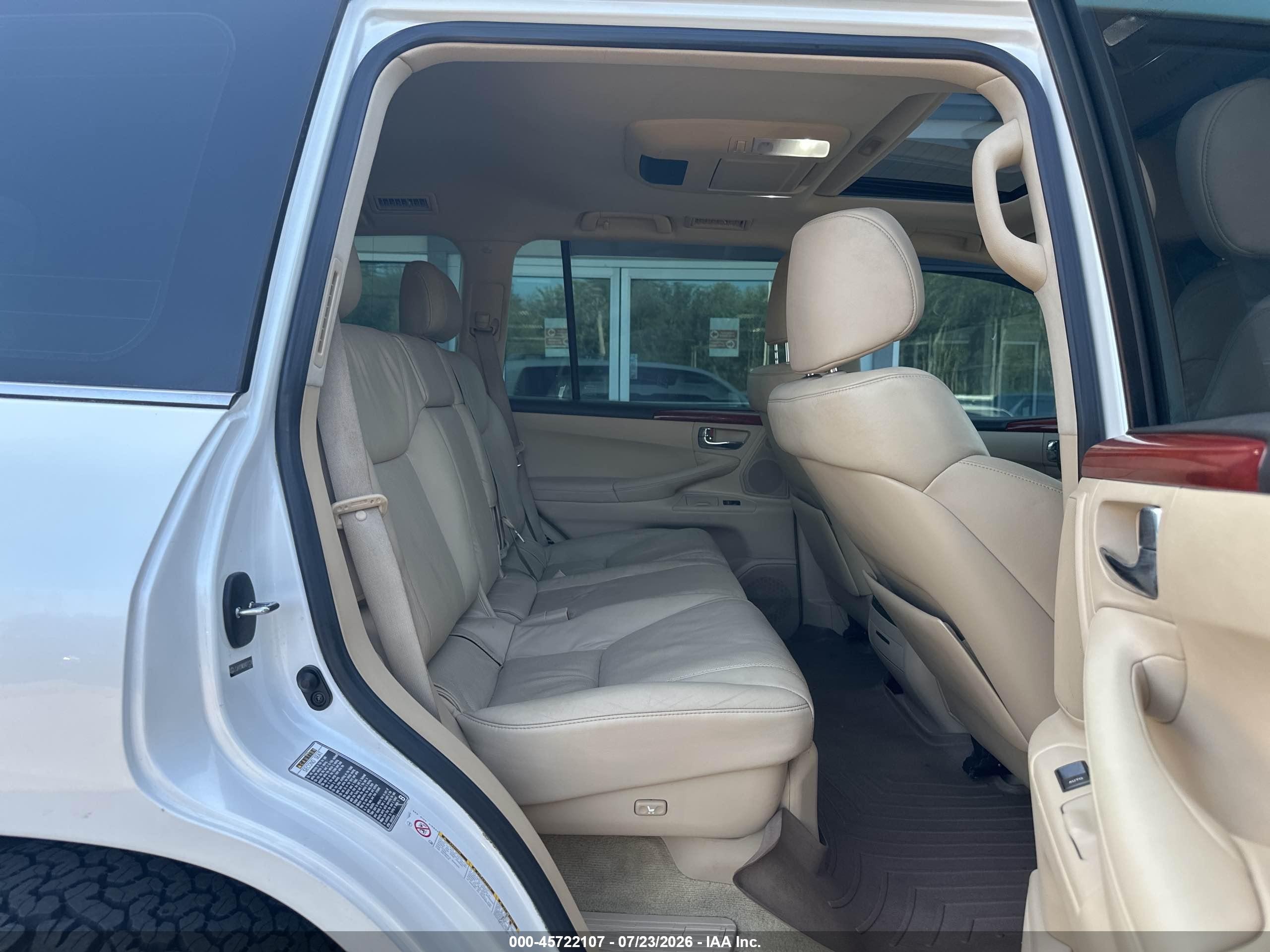 2008 Lexus Lx 570   White vin: JTJHY00W084011226