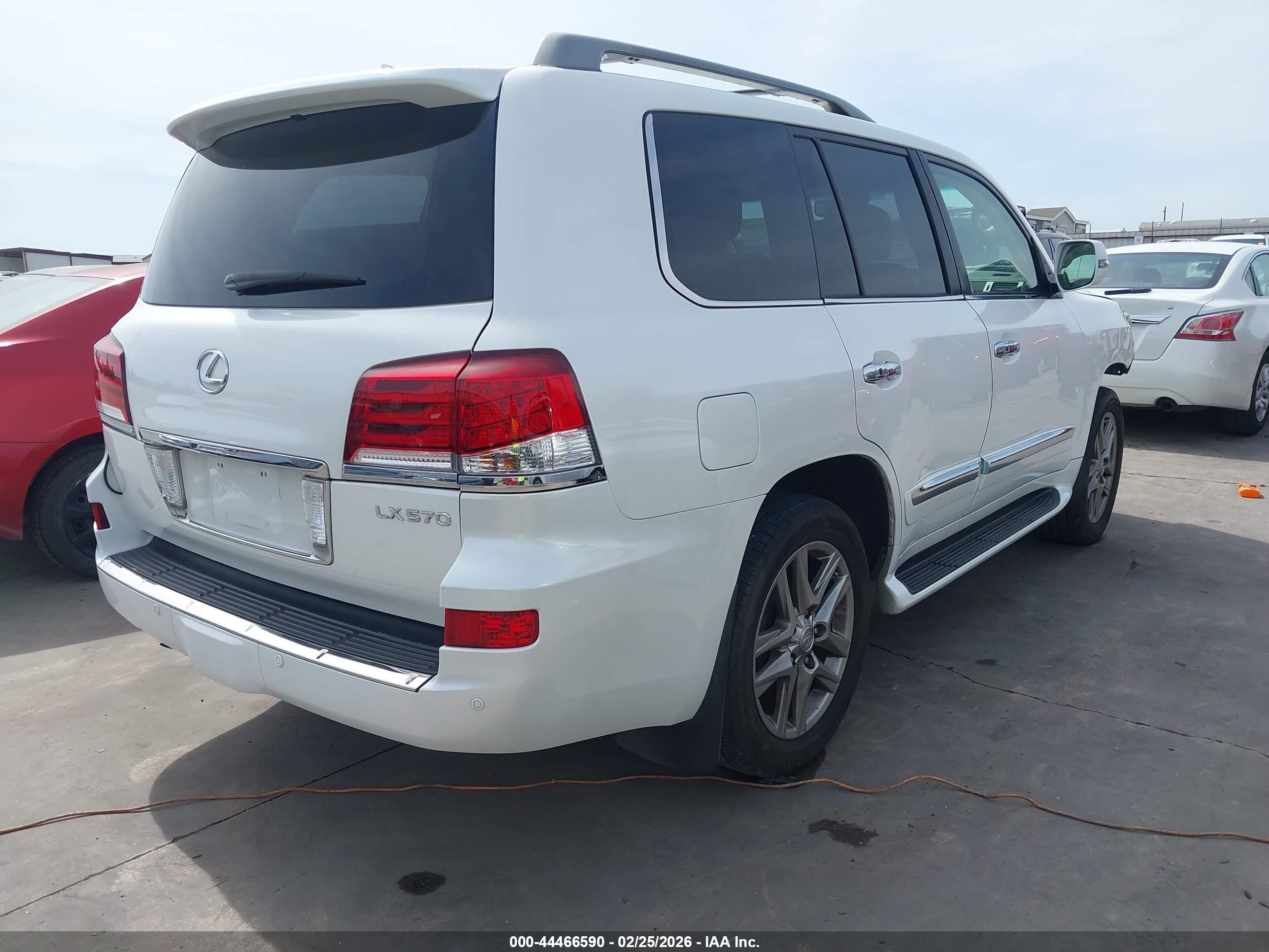 2013 Lexus Lx 570   White vin: JTJHY7AX1D4091789