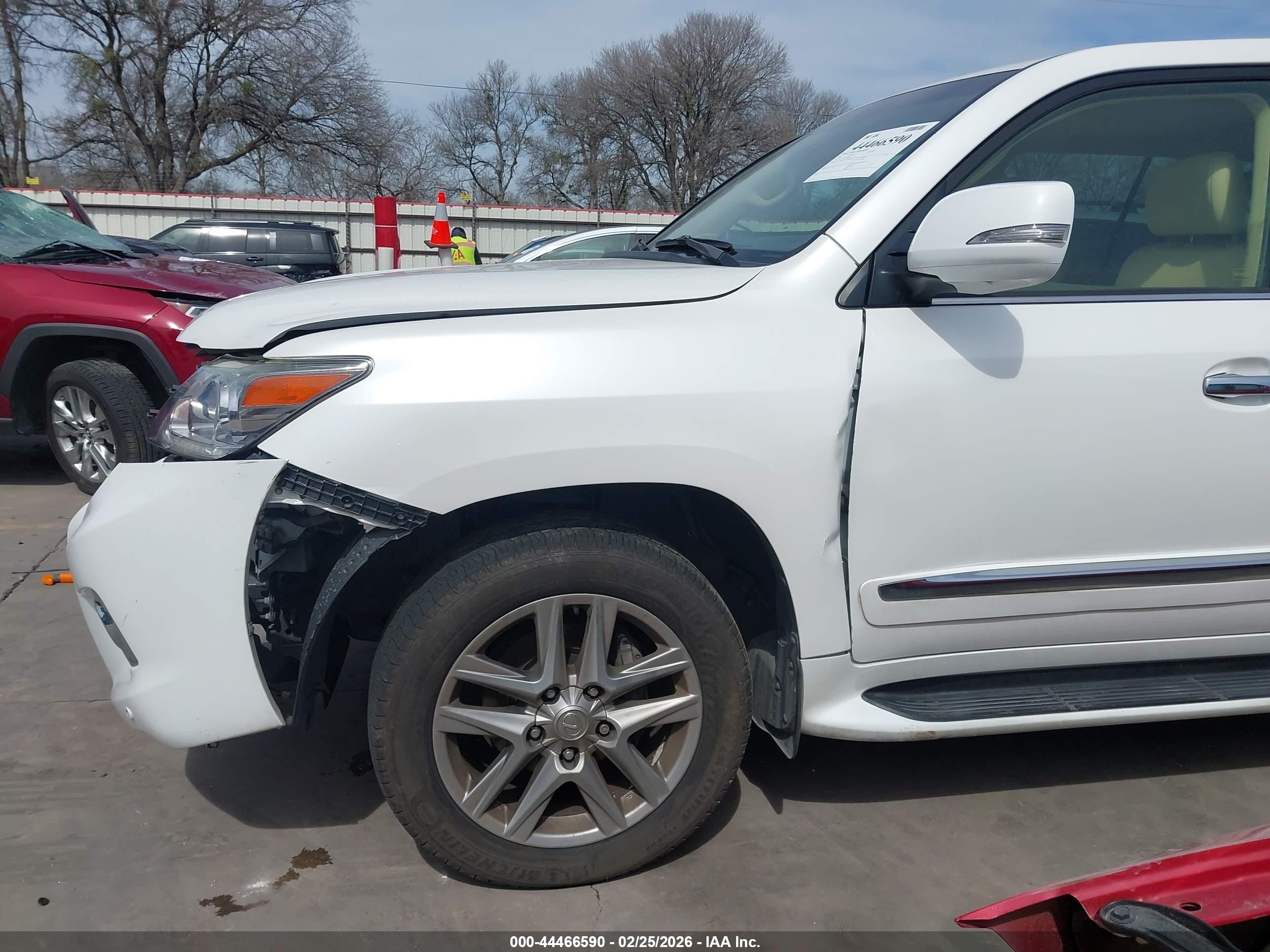 2013 Lexus Lx 570   White vin: JTJHY7AX1D4091789