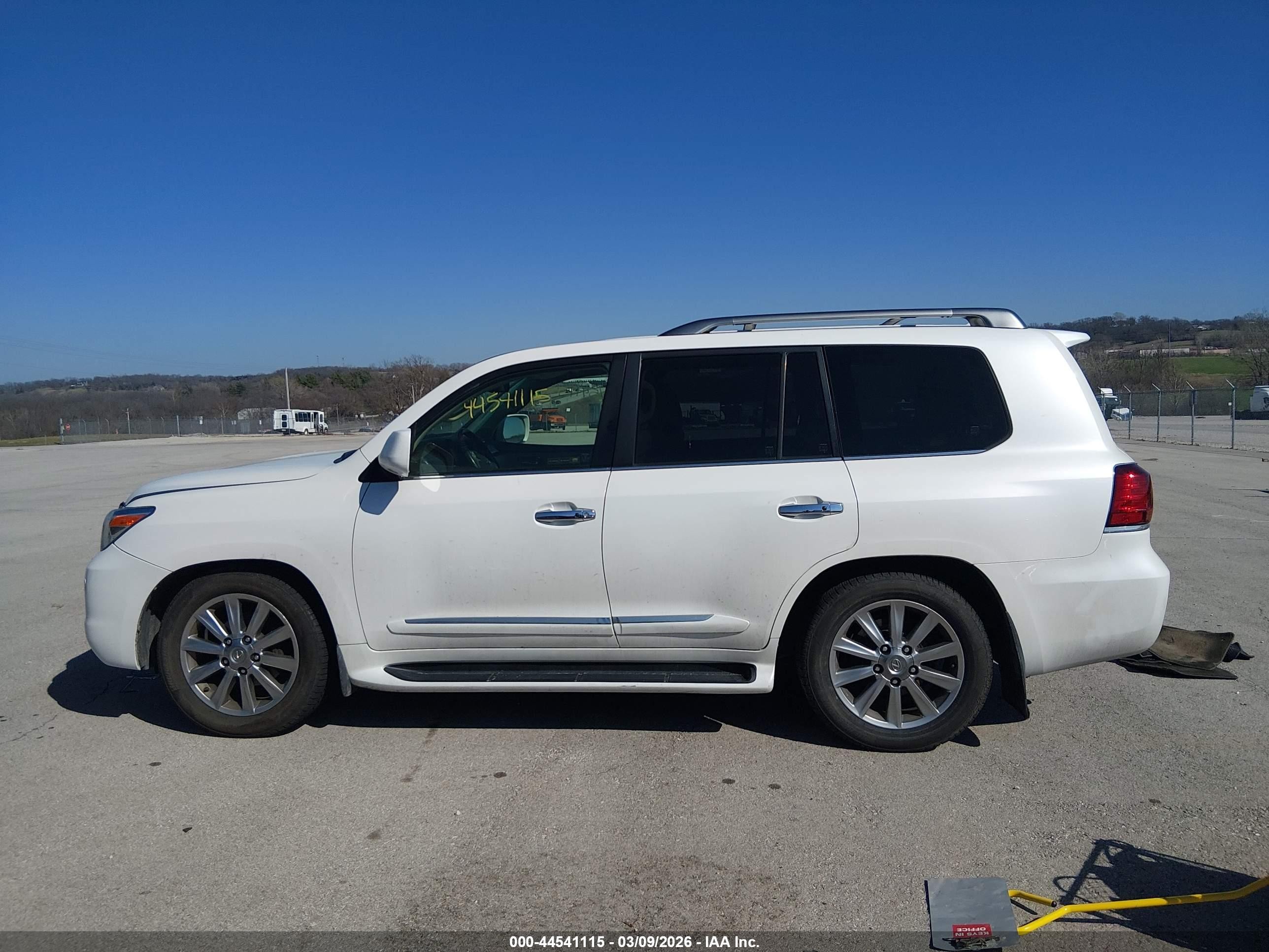 2011 Lexus Lx 570   White vin: JTJHY7AX6B4061636