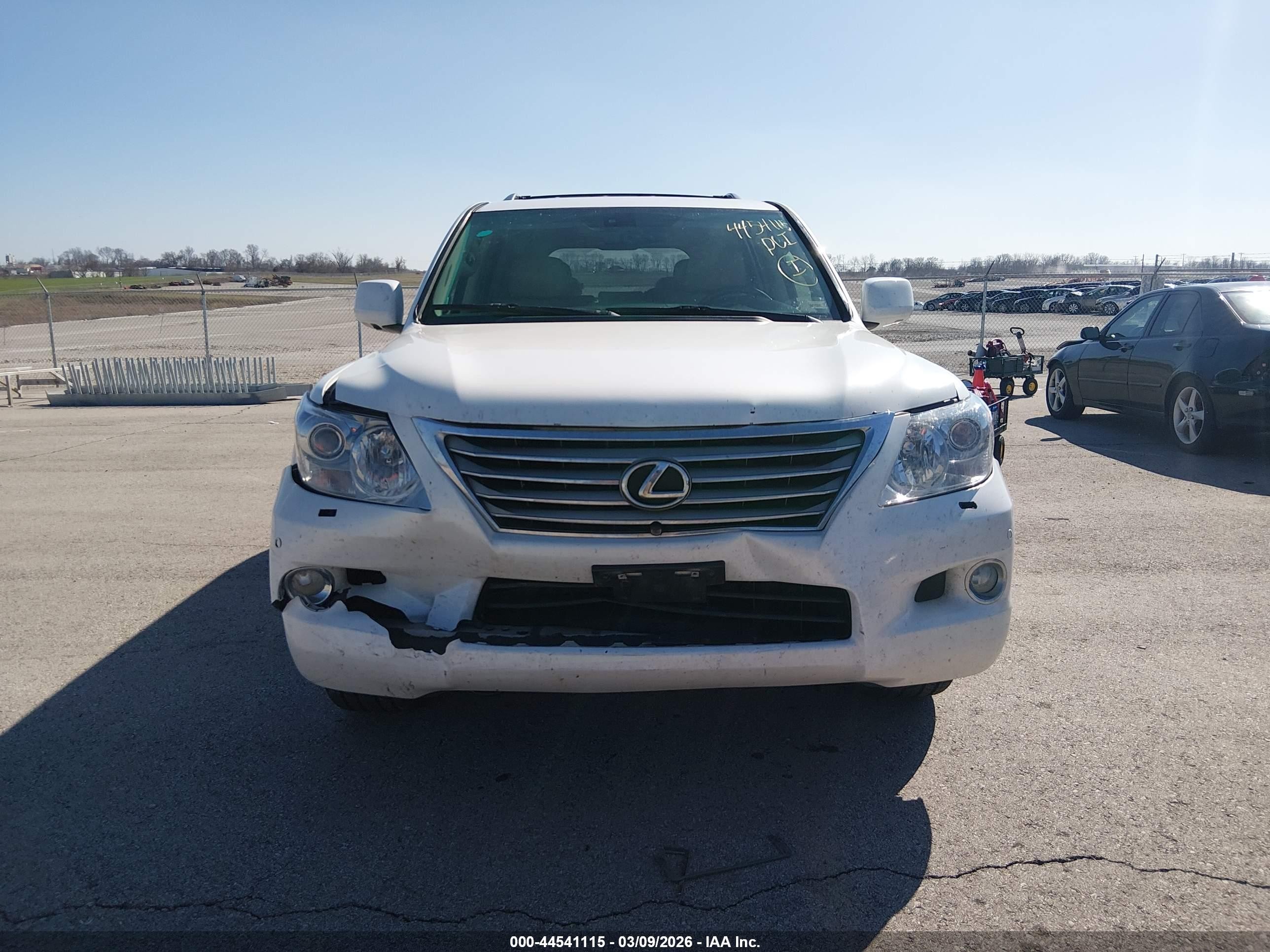 2011 Lexus Lx 570   White vin: JTJHY7AX6B4061636