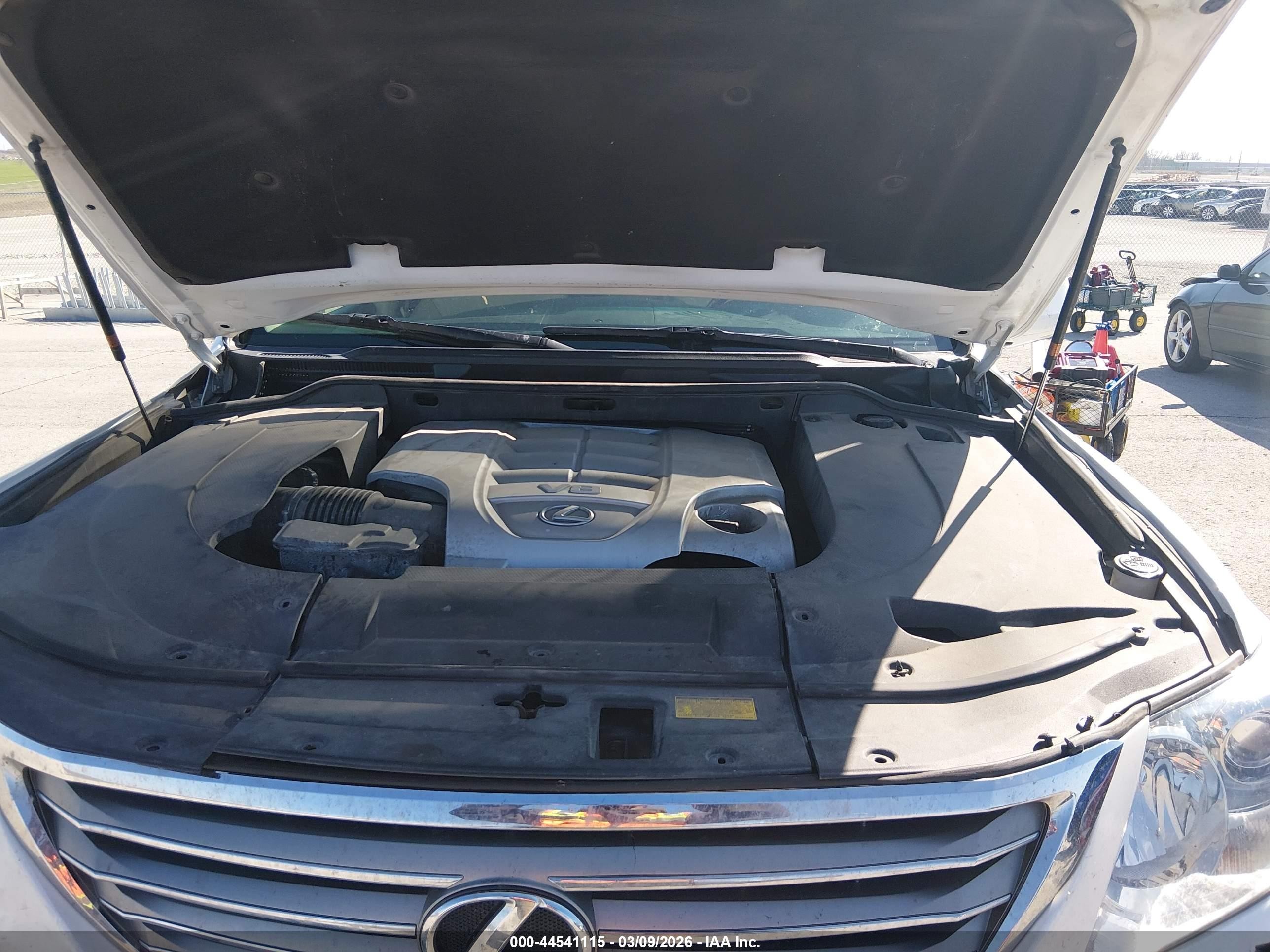 2011 Lexus Lx 570   White vin: JTJHY7AX6B4061636