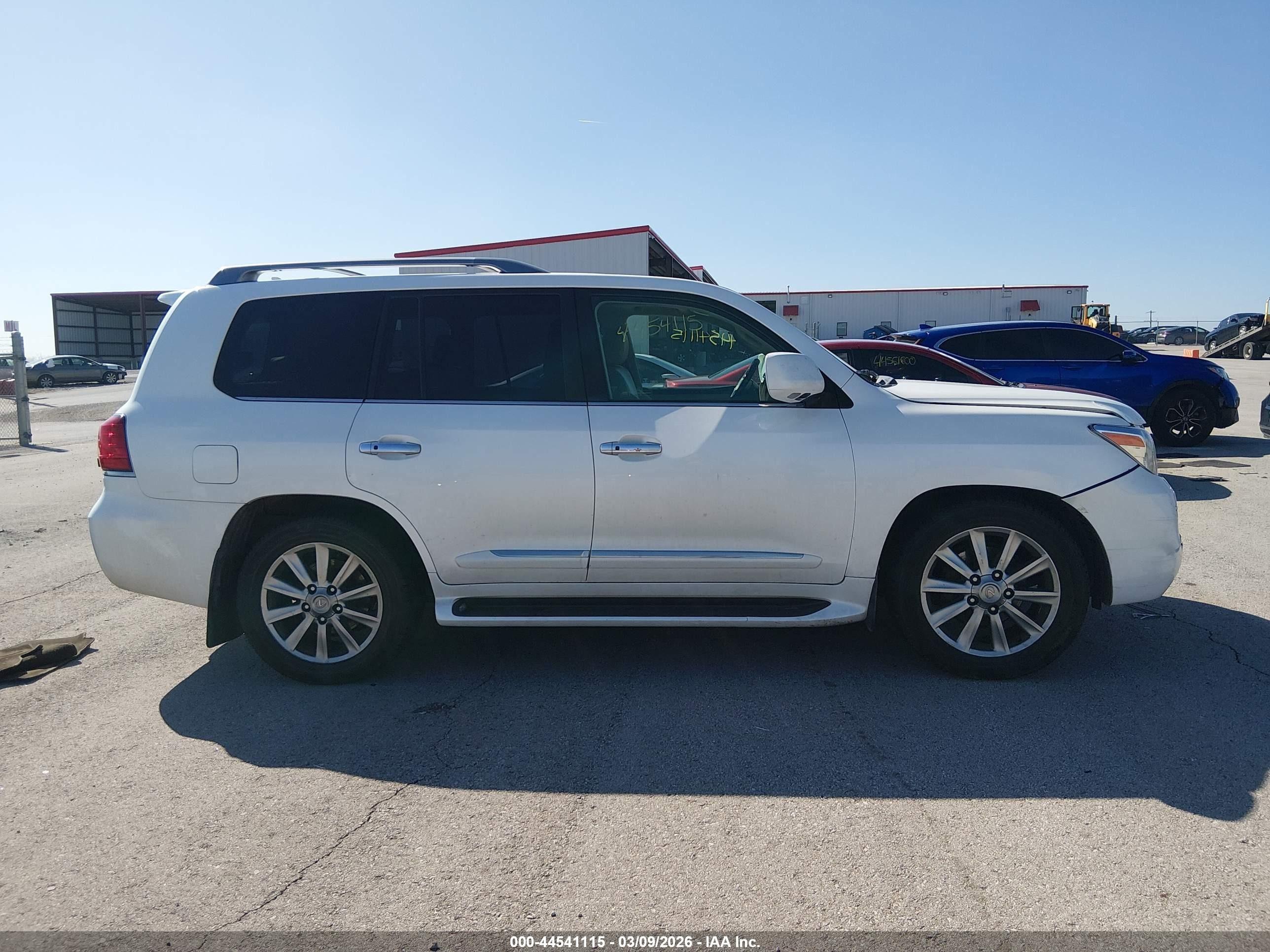 2011 Lexus Lx 570   White vin: JTJHY7AX6B4061636