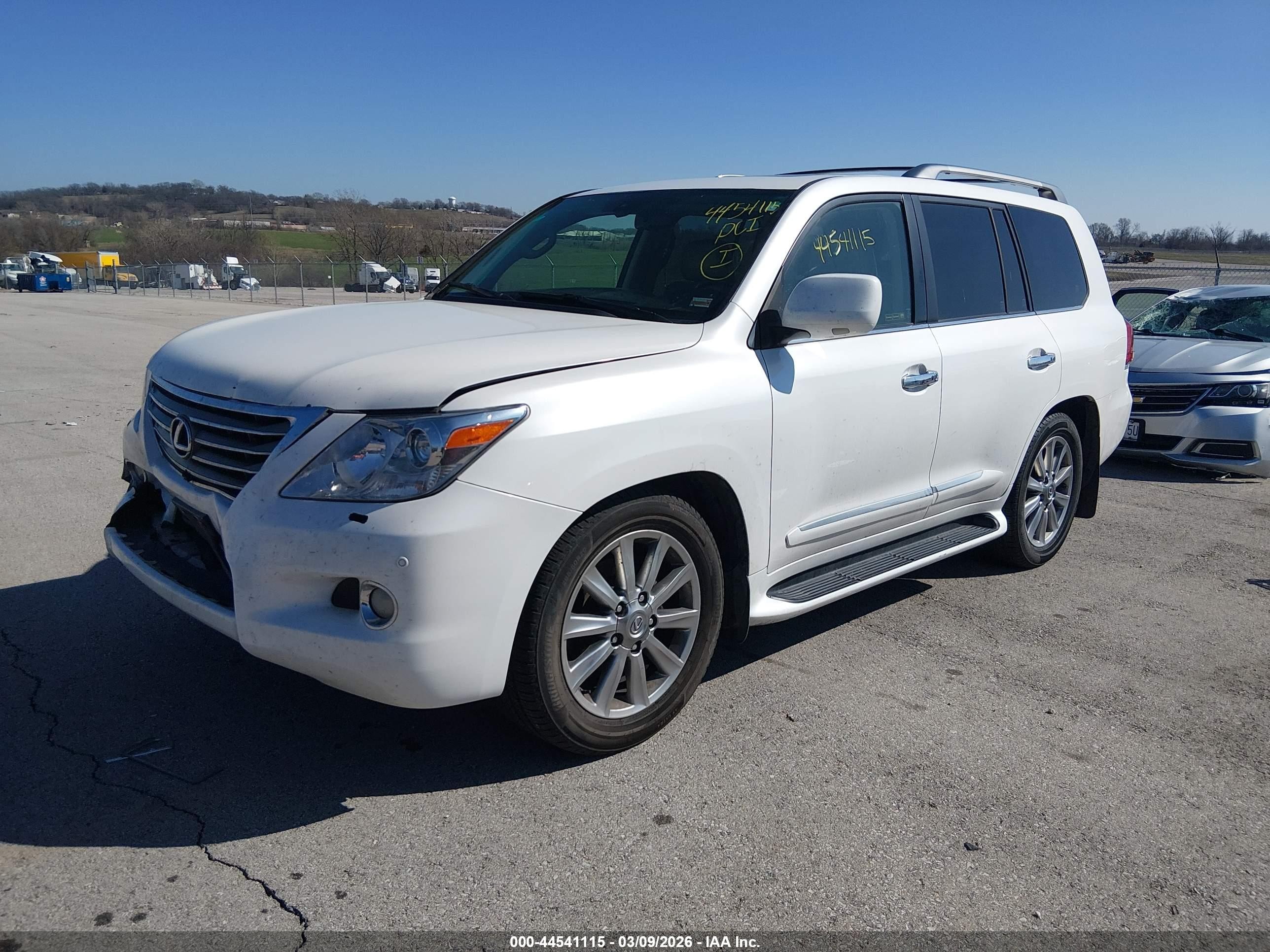 2011 Lexus Lx 570   White vin: JTJHY7AX6B4061636