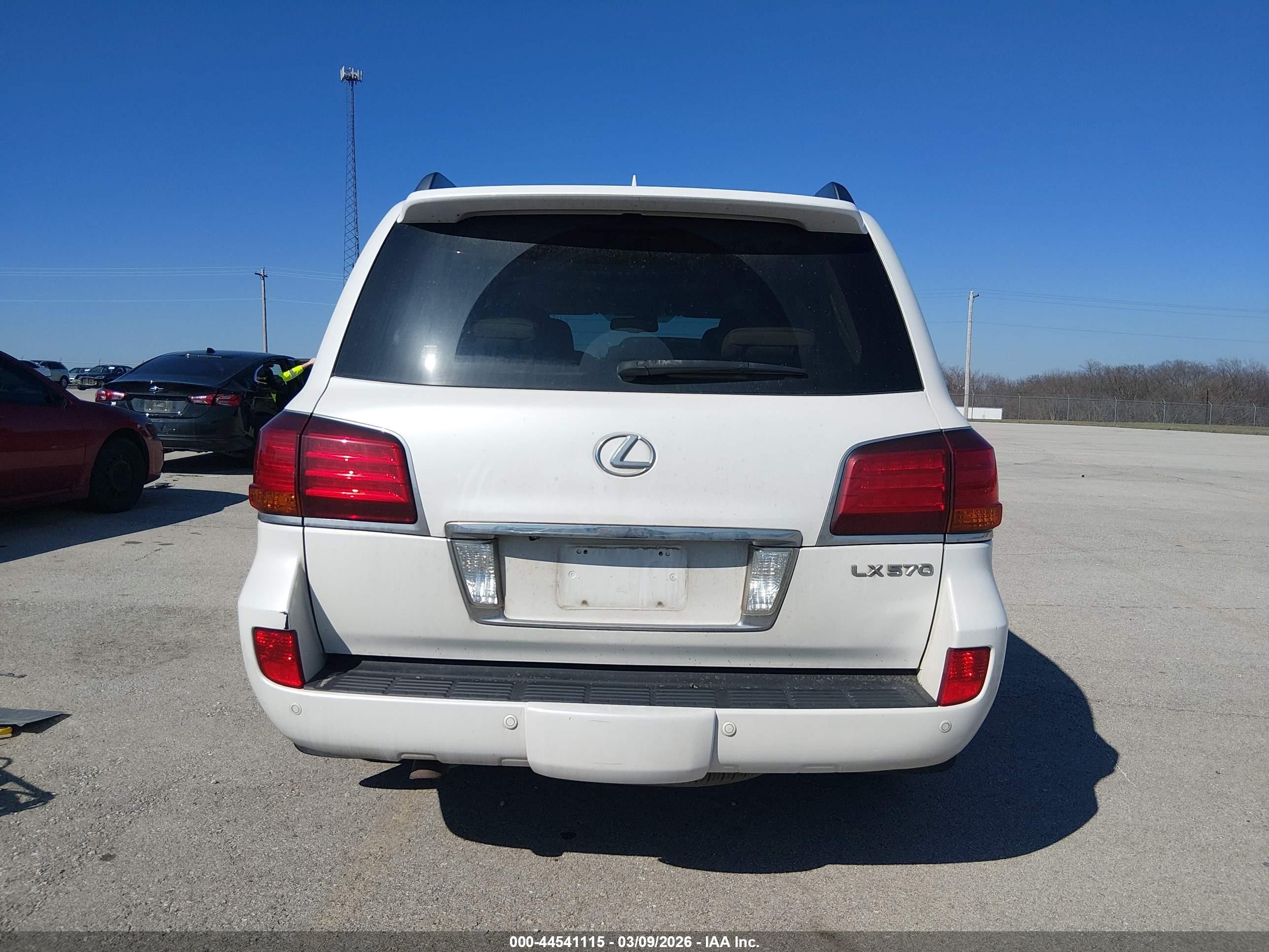 2011 Lexus Lx 570   White vin: JTJHY7AX6B4061636