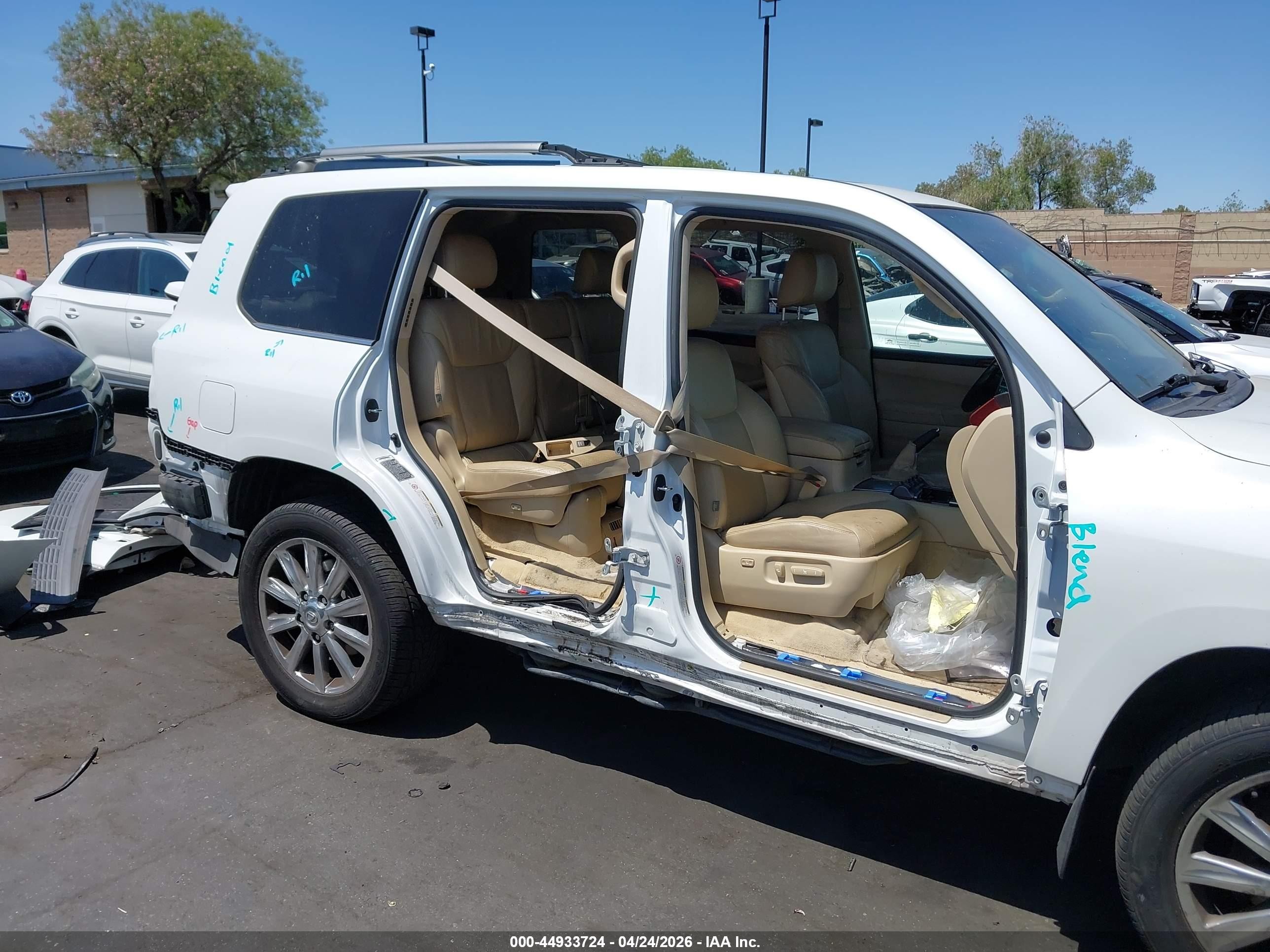 2010 Lexus Lx 570   White vin: JTJHY7AX8A4052497