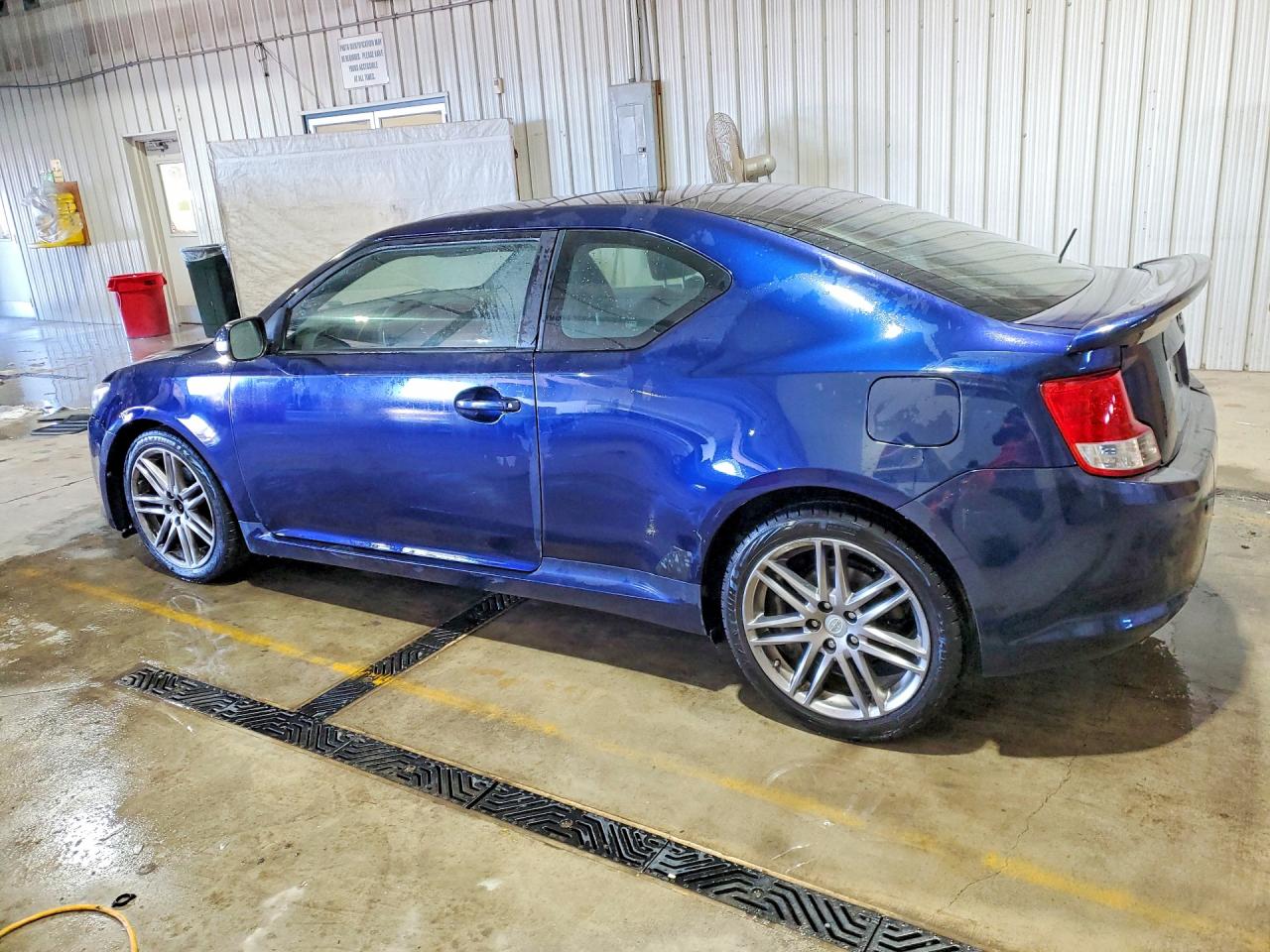 2011 Toyota Scion Tc Blue vin: JTKJF5C75B3004337