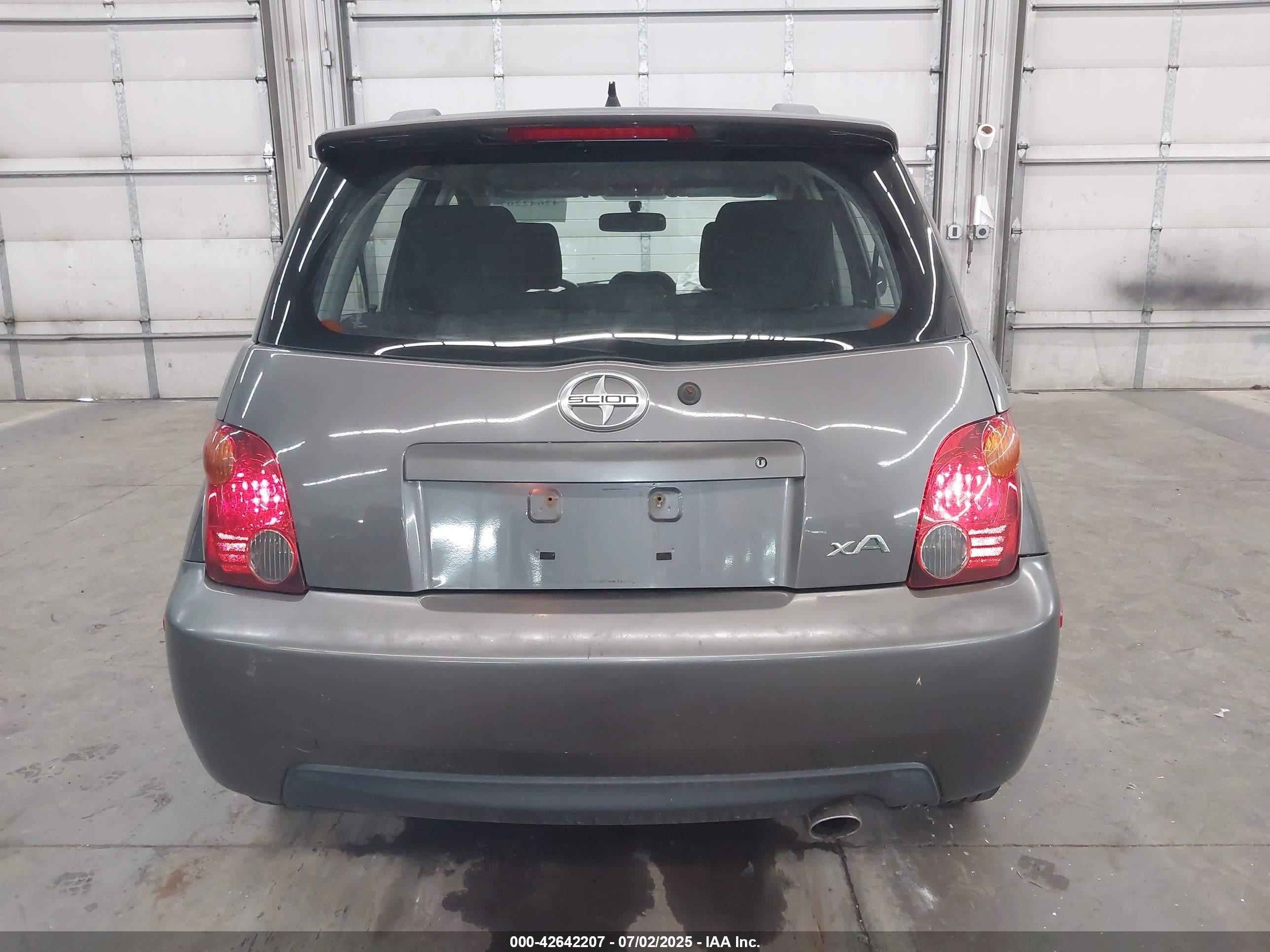 2005 Scion Xa   Gray vin: JTKKT624350095074