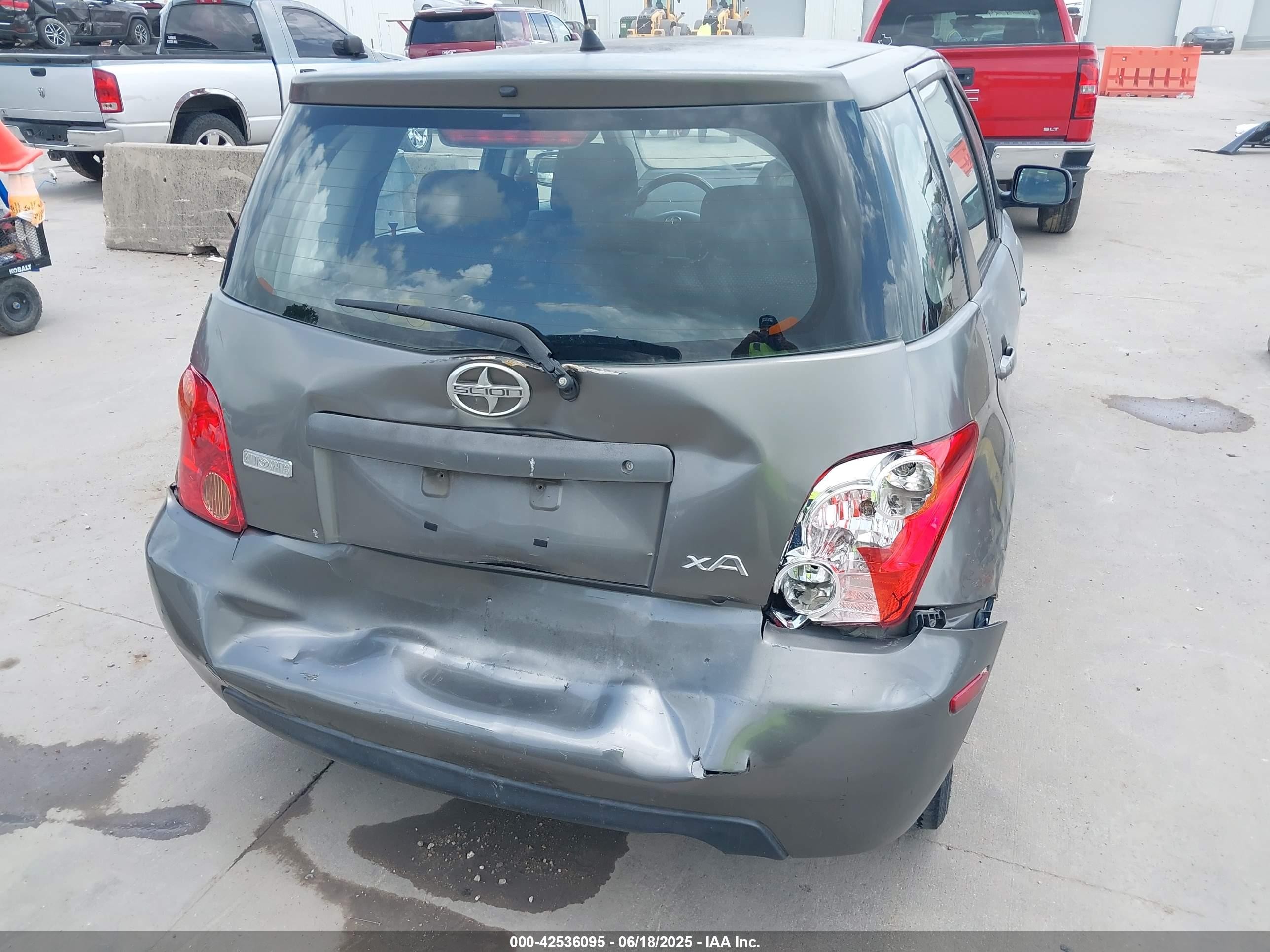 2005 Scion Xa   Gray vin: JTKKT624550128057