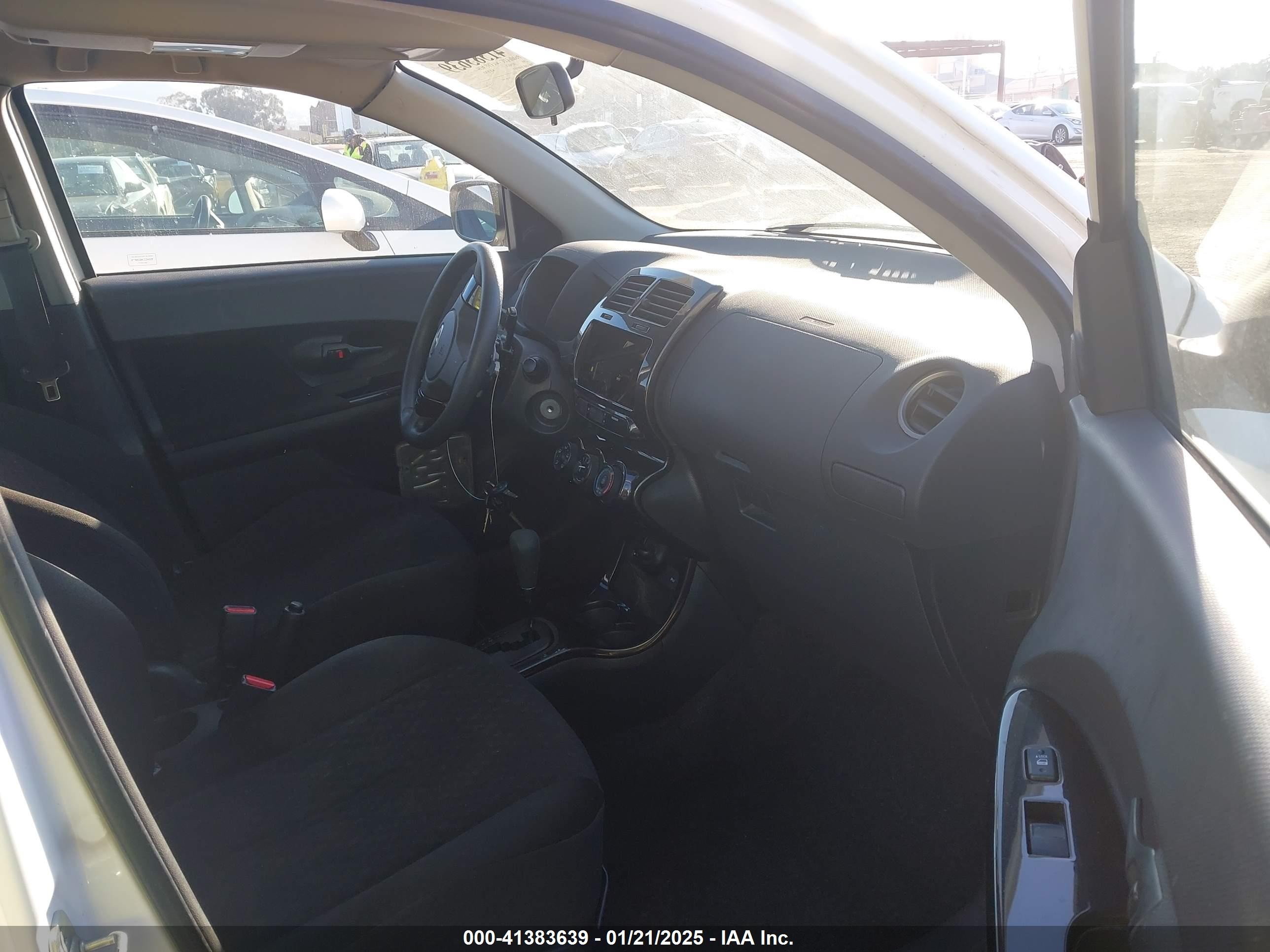 2008 Scion Xd   White vin: JTKKU10428J013725