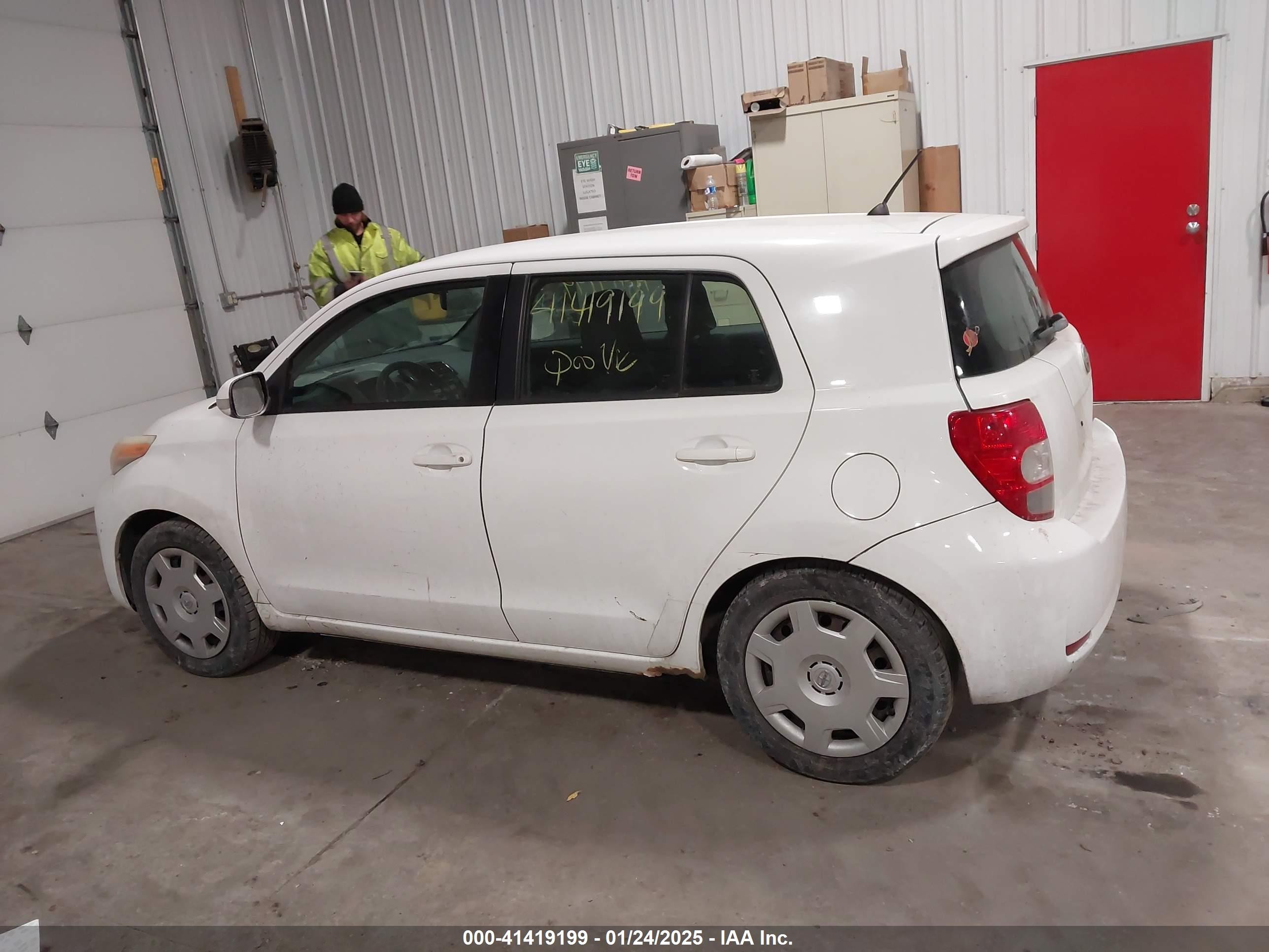 2008 Scion Xd   White vin: JTKKU10478J032450