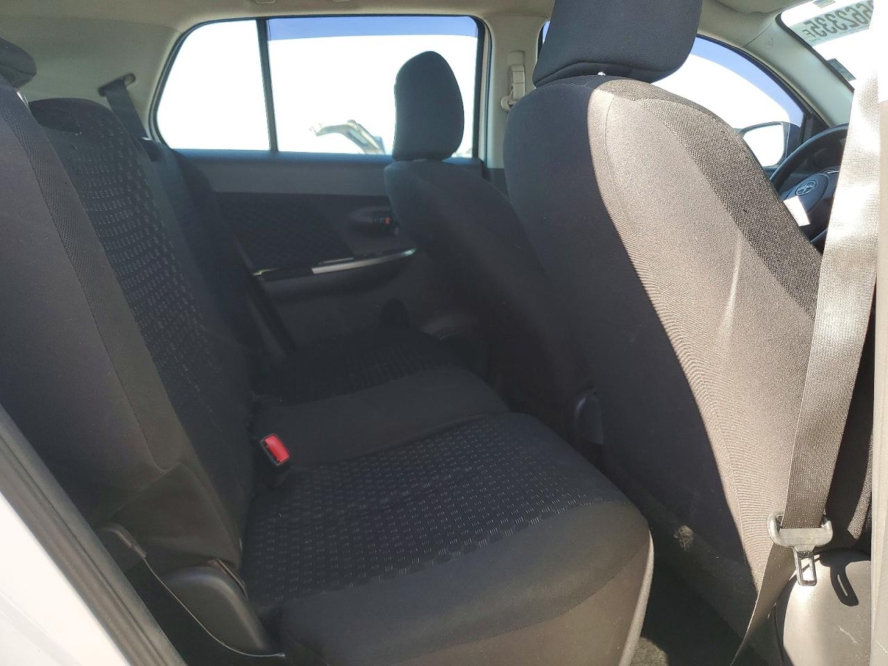 2011 Toyota Scion Xd White vin: JTKKU4B40B1014720
