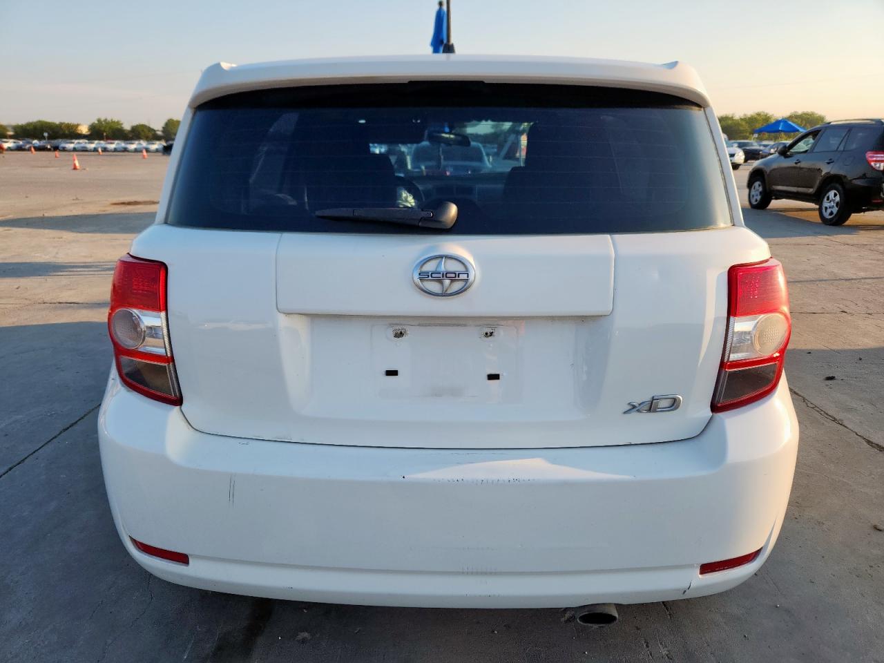 2011 Toyota Scion Xd White vin: JTKKU4B41B1013432