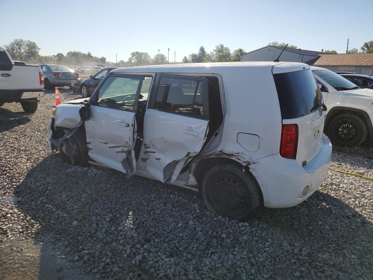 2008 Toyota Scion Xb White vin: JTLKE50E581040927