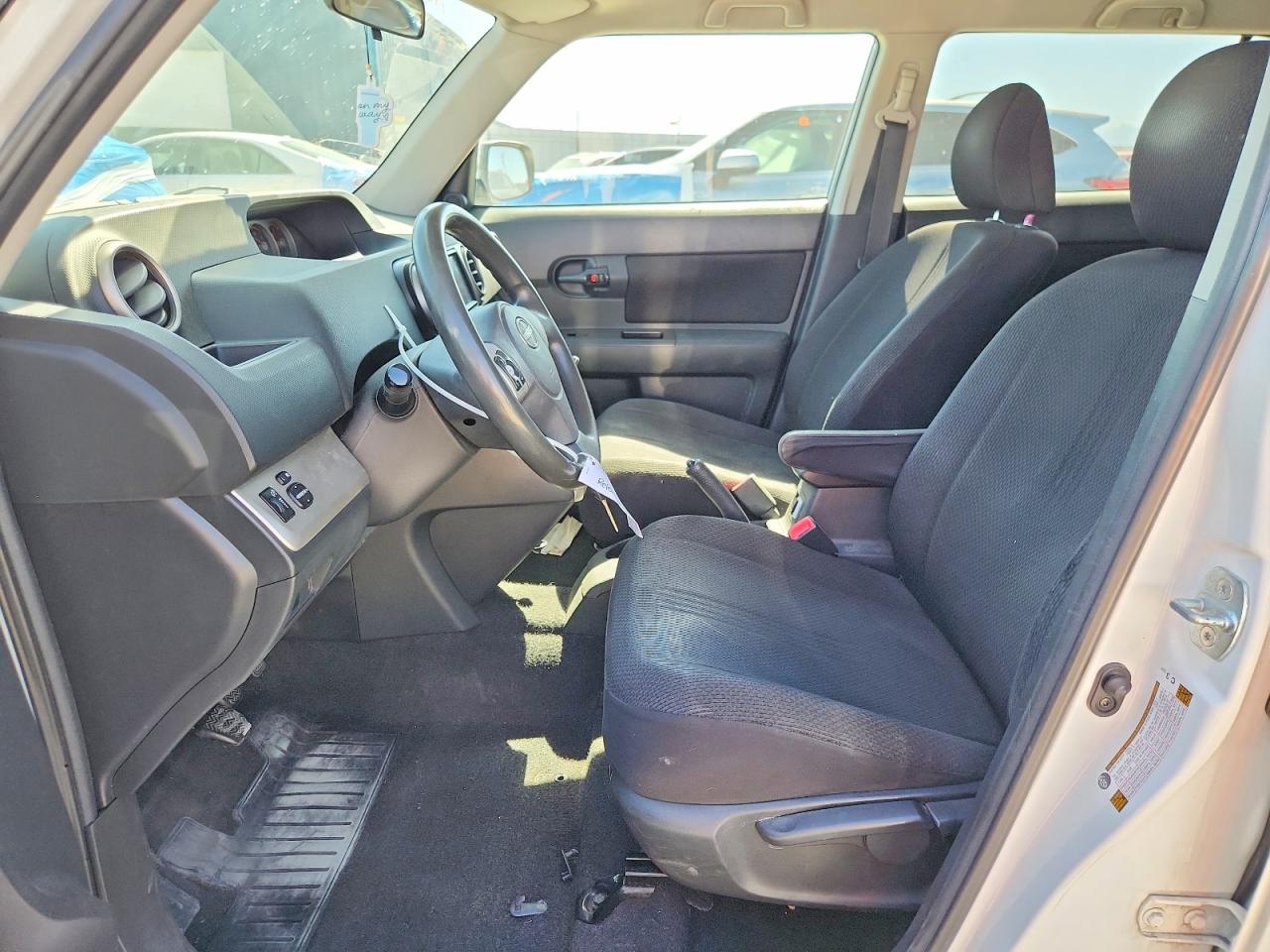 2008 Toyota Scion Xb White vin: JTLKE50E981003976