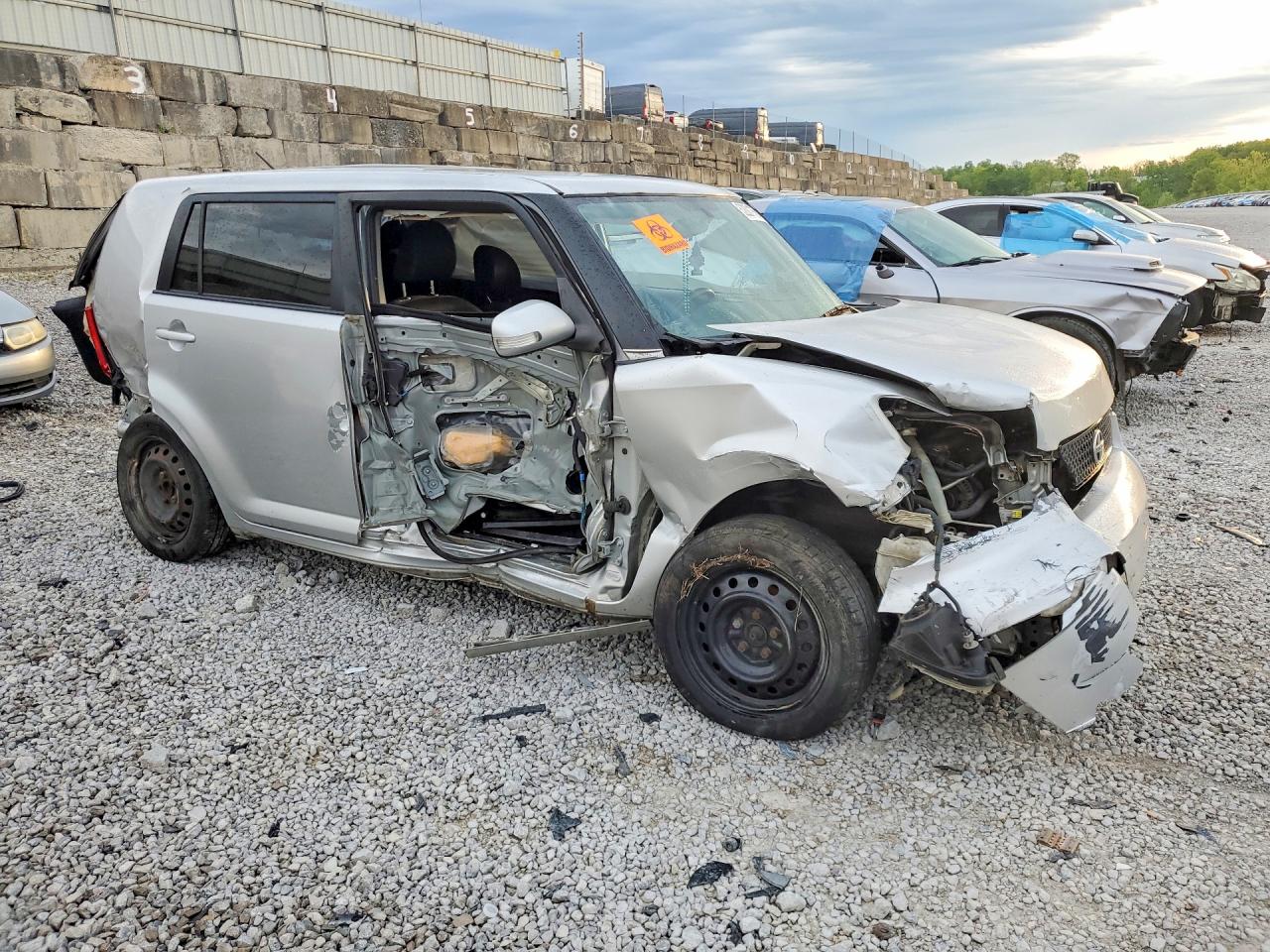 2008 Toyota Scion Xb Silver vin: JTLKE50EX81003629