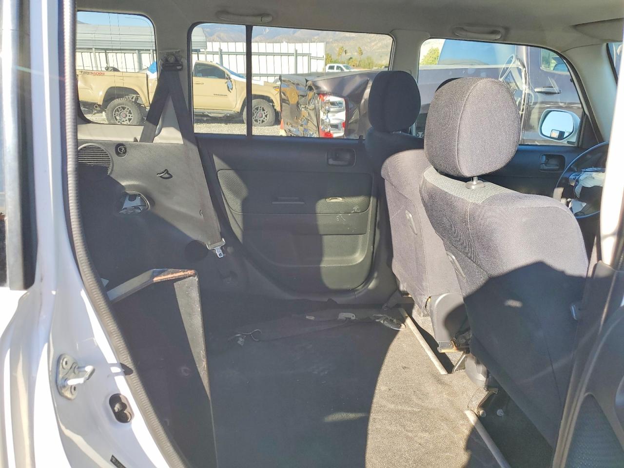 2006 Toyota Scion Xb White vin: JTLKT324164102365
