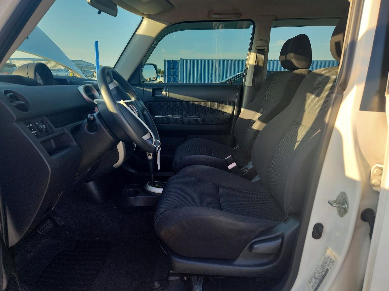2004 Toyota Scion Xb Белый vin: JTLKT324240152647