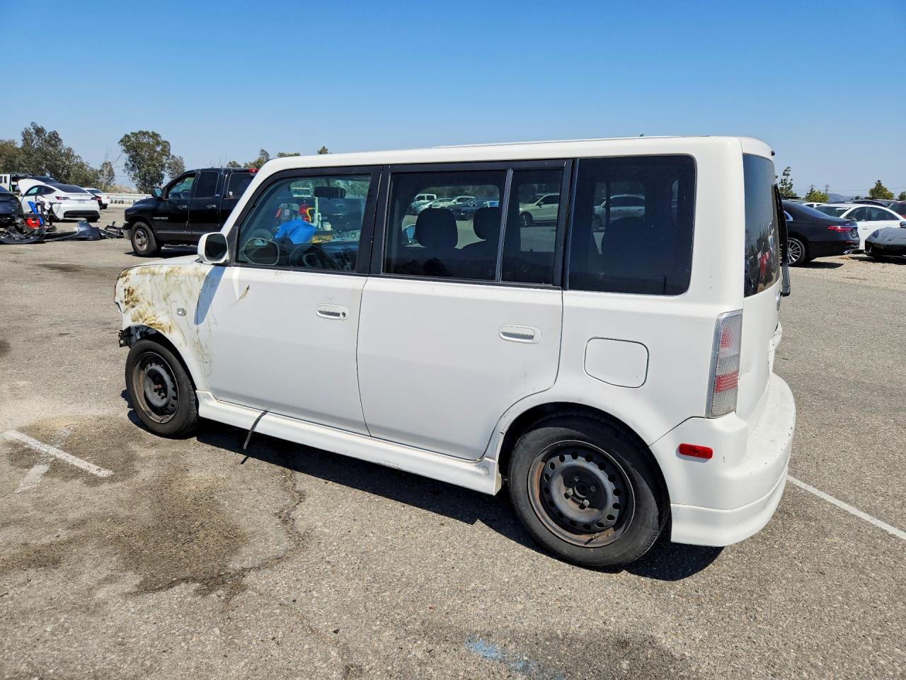 2005 Toyota Scion Xb White vin: JTLKT324250204361