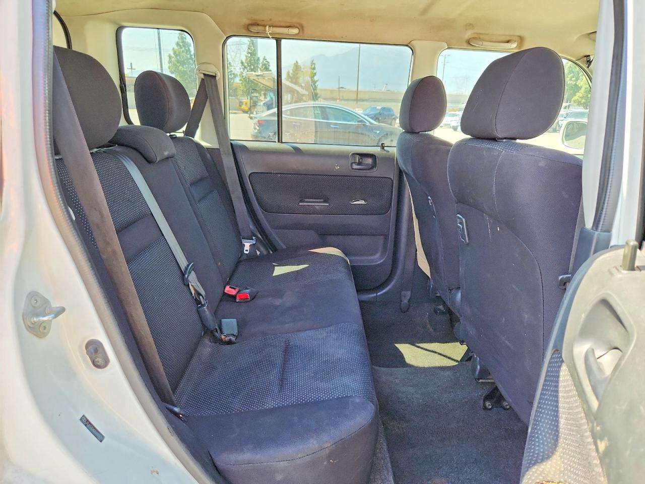 2005 Toyota Scion Xb White vin: JTLKT324250204361