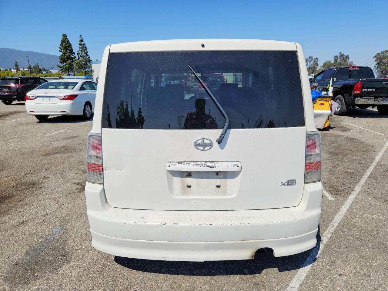 2005 Toyota Scion Xb White vin: JTLKT324250204361