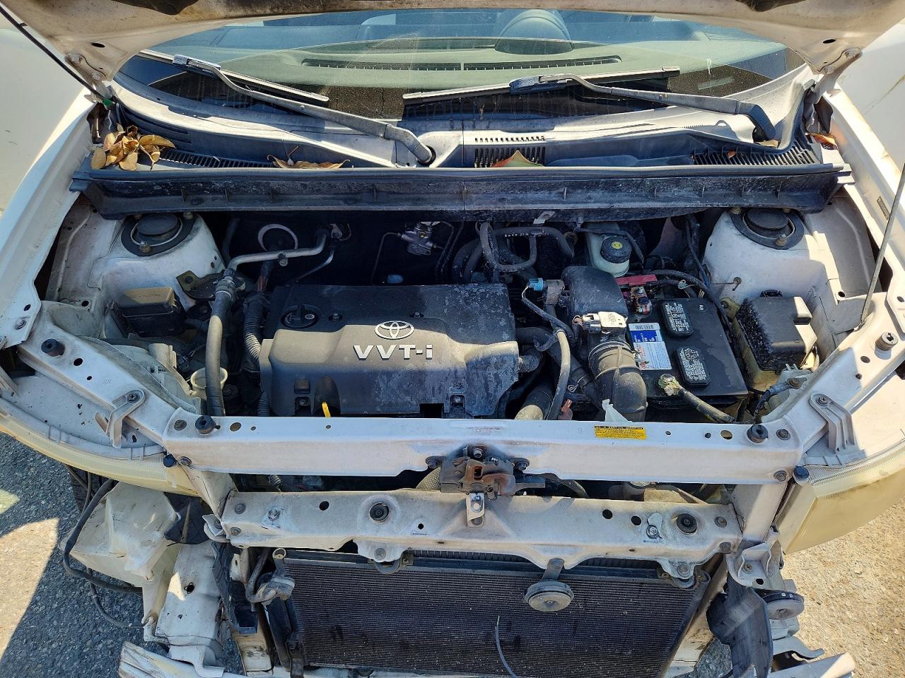 2005 Toyota Scion Xb White vin: JTLKT324250204361