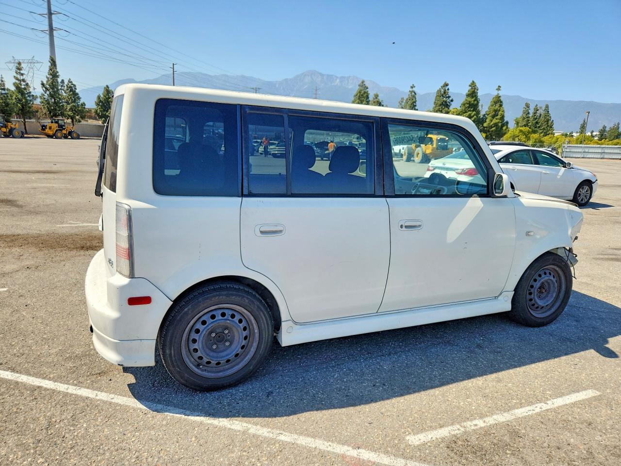 2005 Toyota Scion Xb White vin: JTLKT324250204361