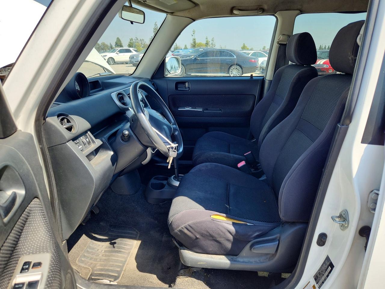 2005 Toyota Scion Xb White vin: JTLKT324250204361