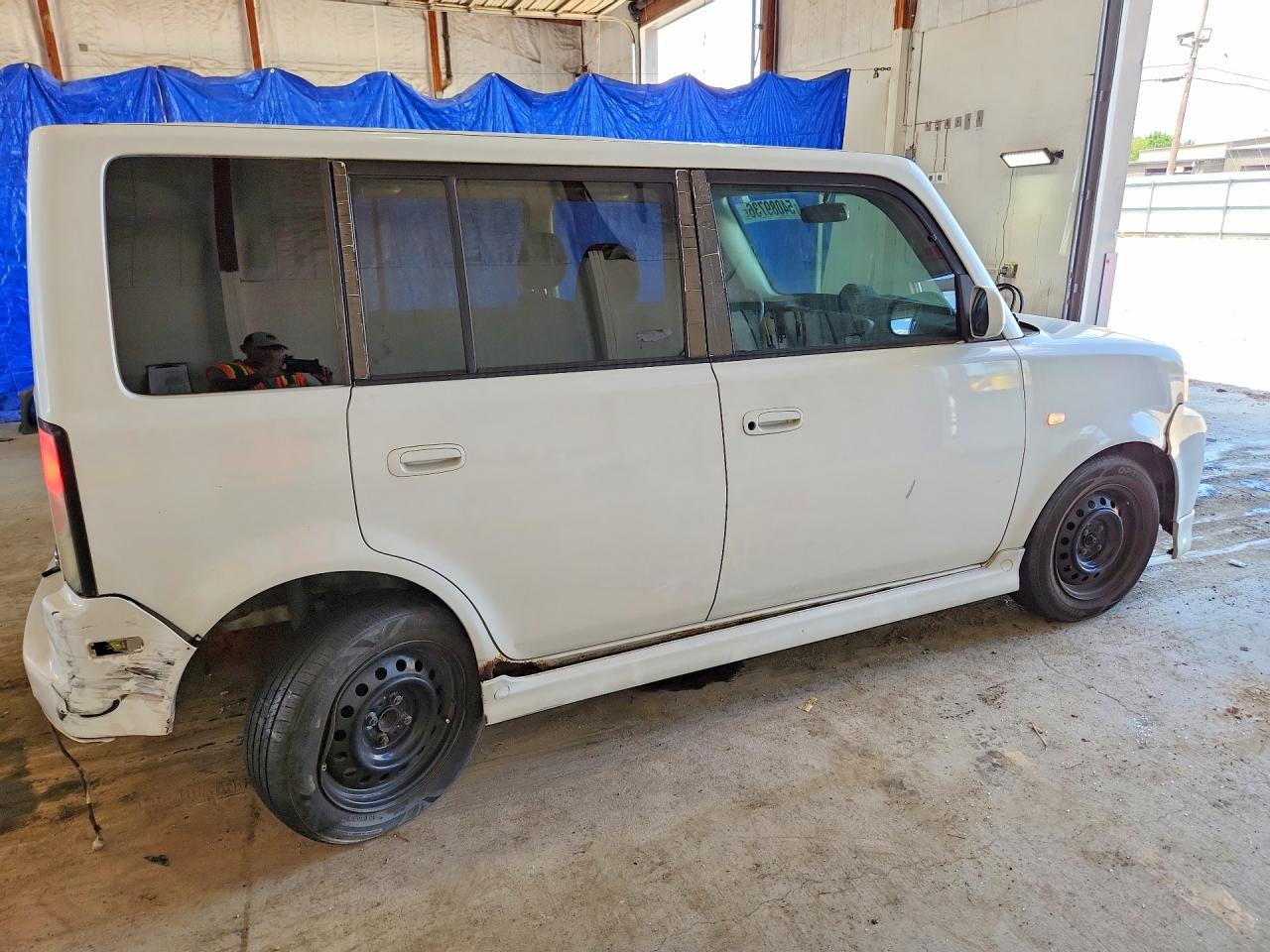 2005 Toyota Scion Xb White vin: JTLKT324350219595