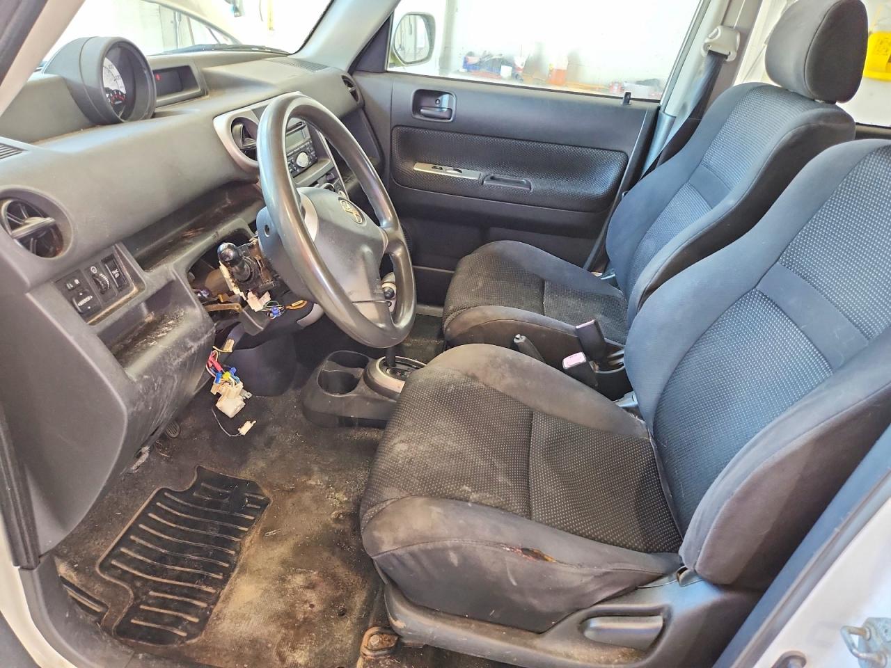 2005 Toyota Scion Xb White vin: JTLKT324350219595