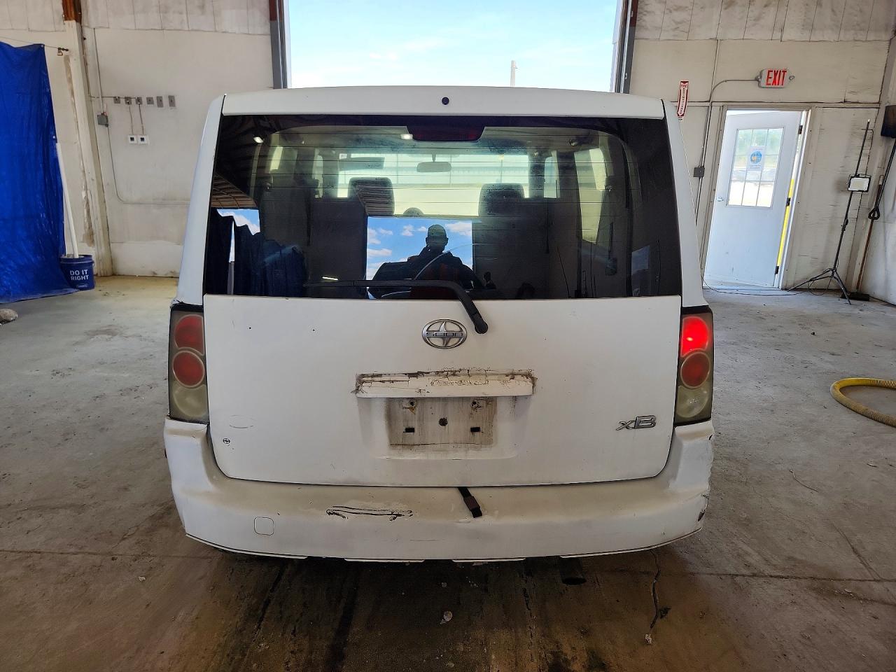 2005 Toyota Scion Xb White vin: JTLKT324350219595