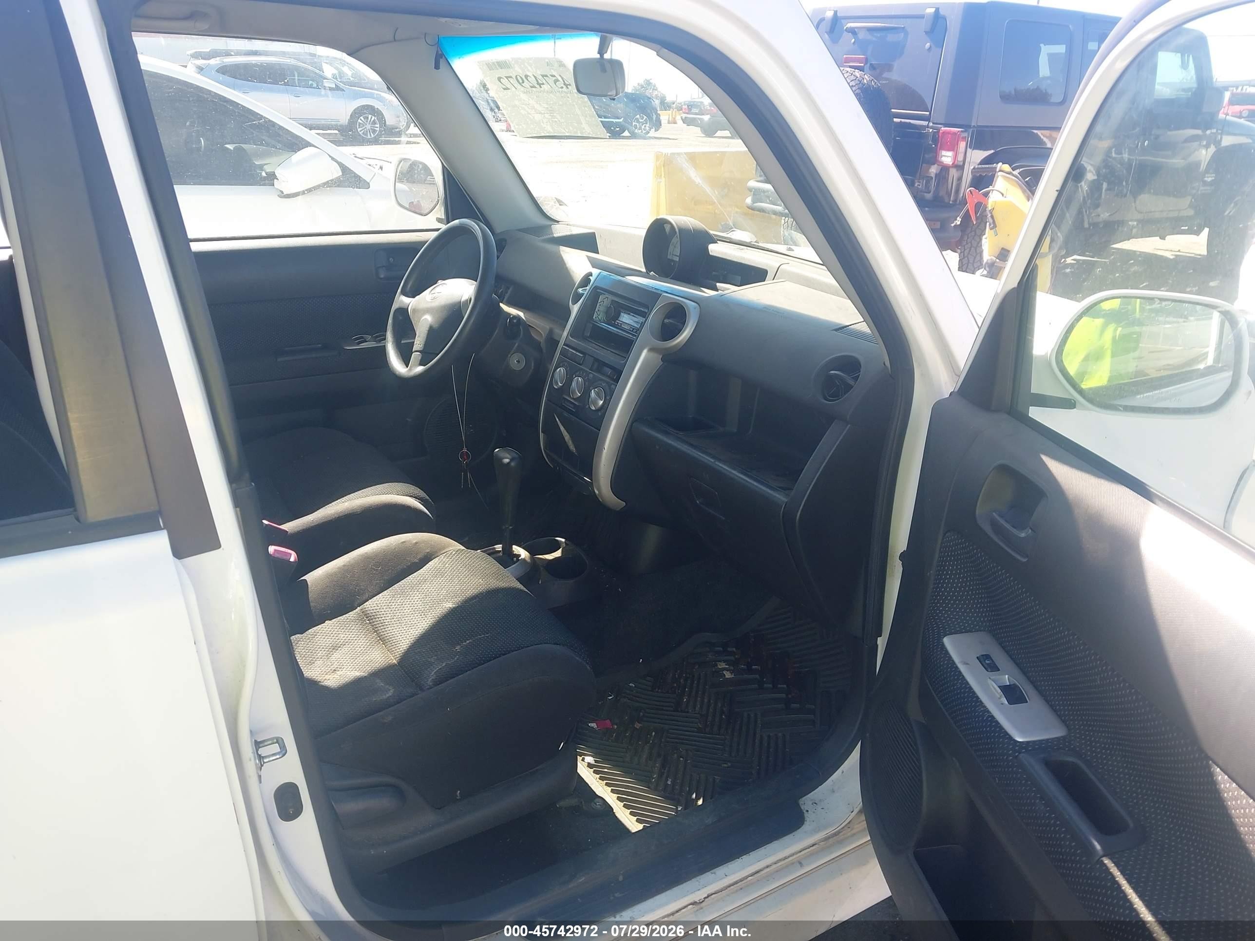 2005 Toyota Scion Xb White vin: JTLKT324650192019