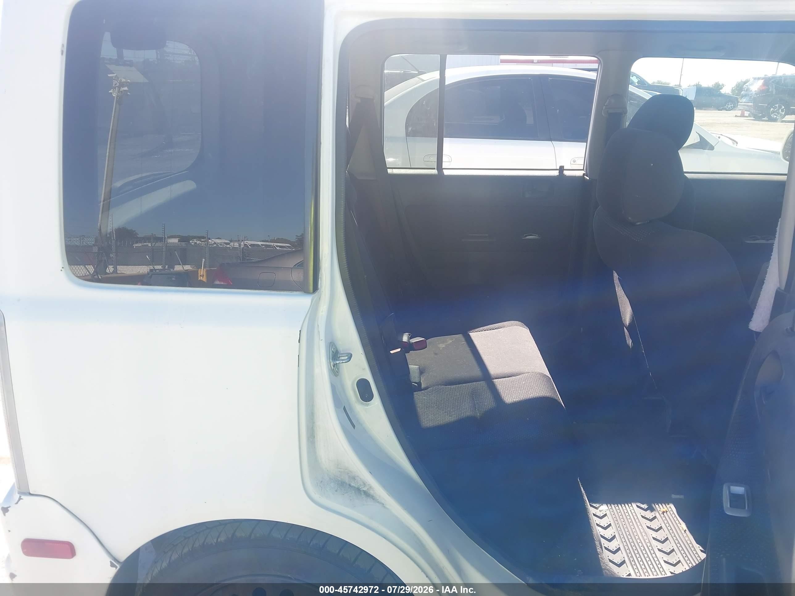 2005 Toyota Scion Xb White vin: JTLKT324650192019