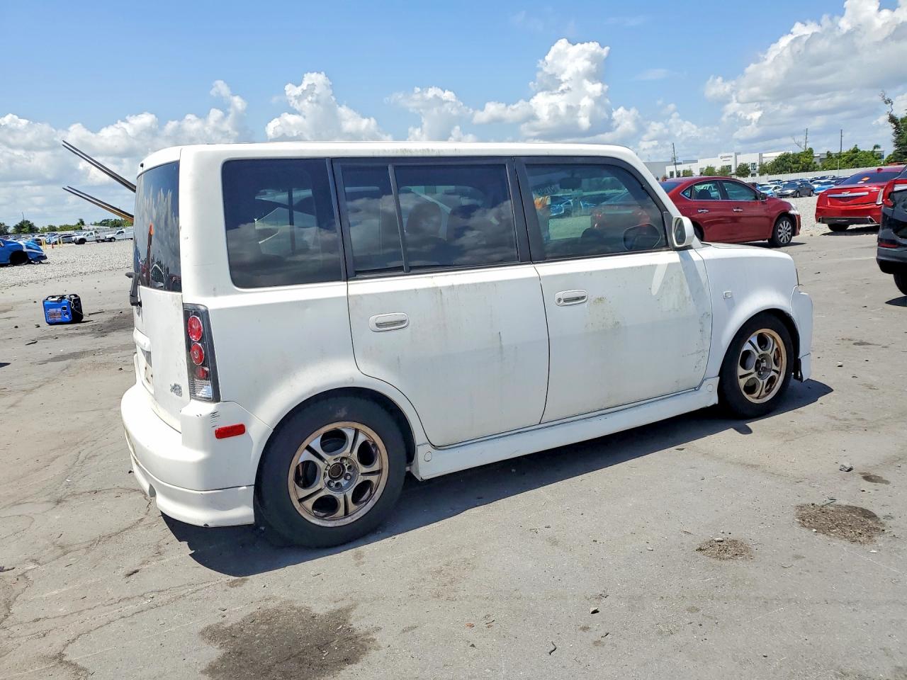 2005 Toyota Scion Xb White vin: JTLKT324954027395