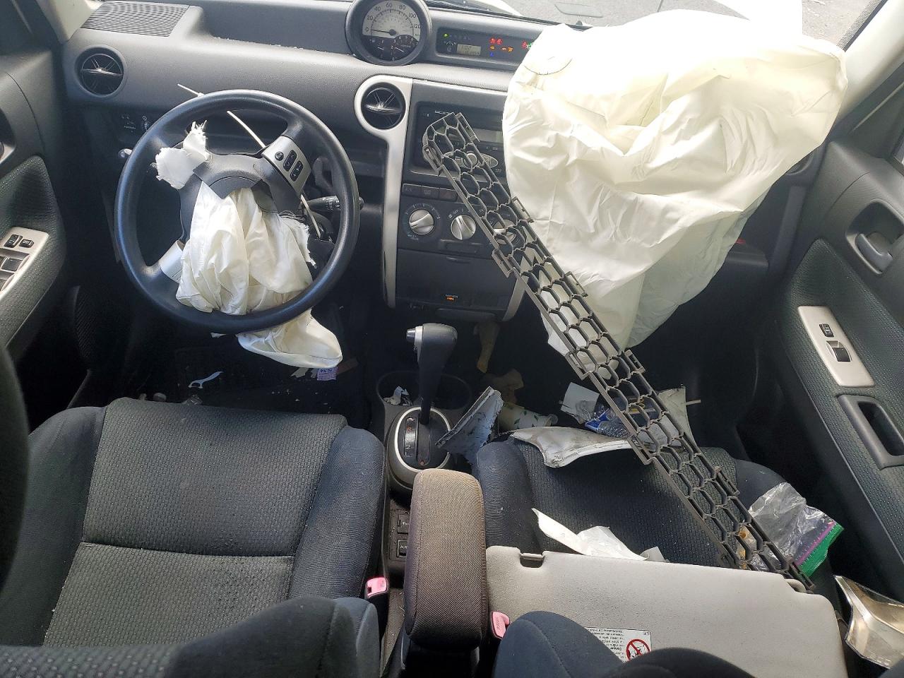 2006 Toyota Scion Xb White vin: JTLKT324964081782