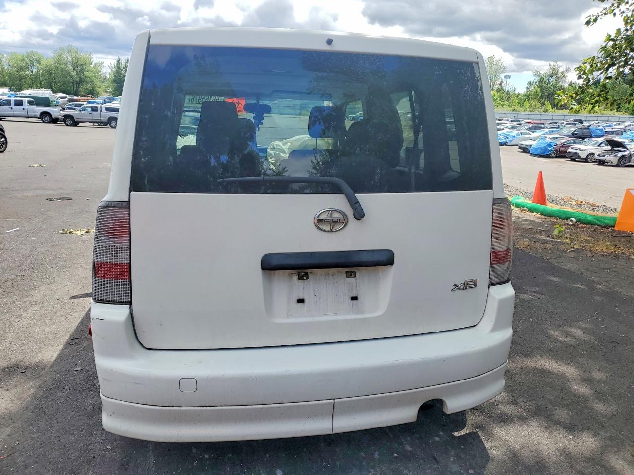 2006 Toyota Scion Xb White vin: JTLKT324964081782