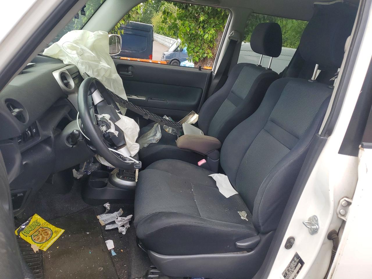 2006 Toyota Scion Xb White vin: JTLKT324964081782