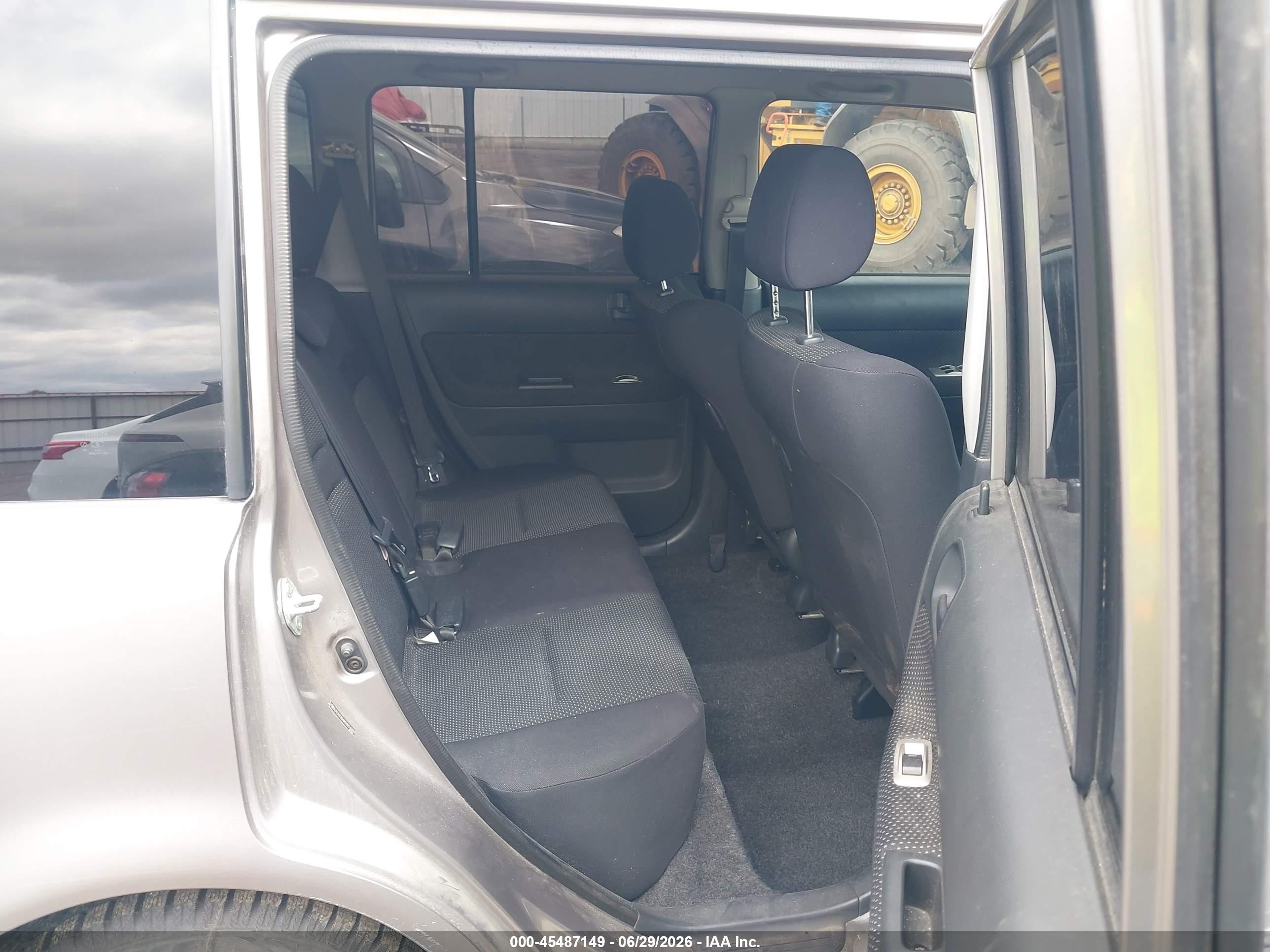 2005 Toyota Scion Xb   Silver vin: JTLKT324X50214300