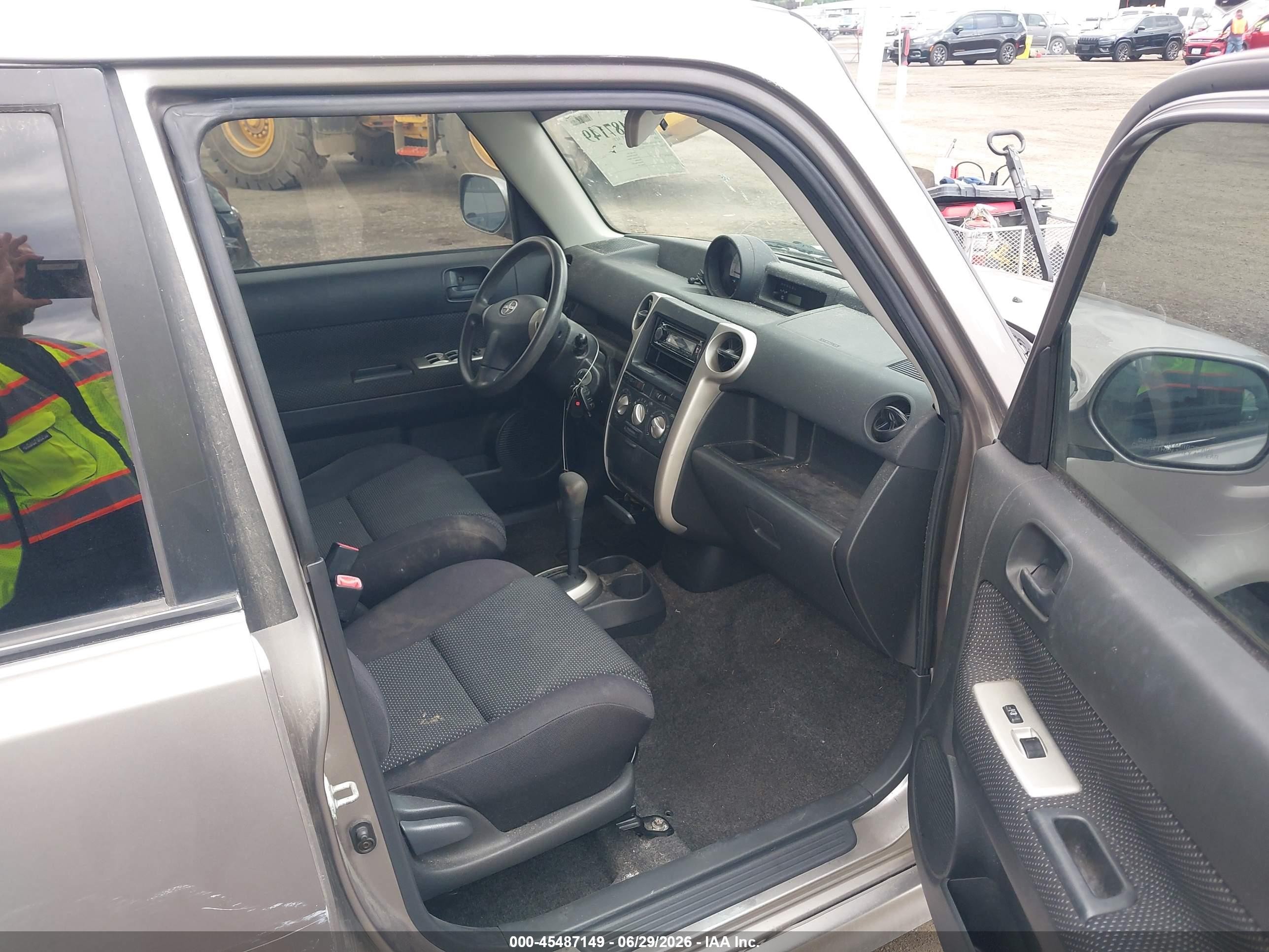 2005 Toyota Scion Xb   Silver vin: JTLKT324X50214300