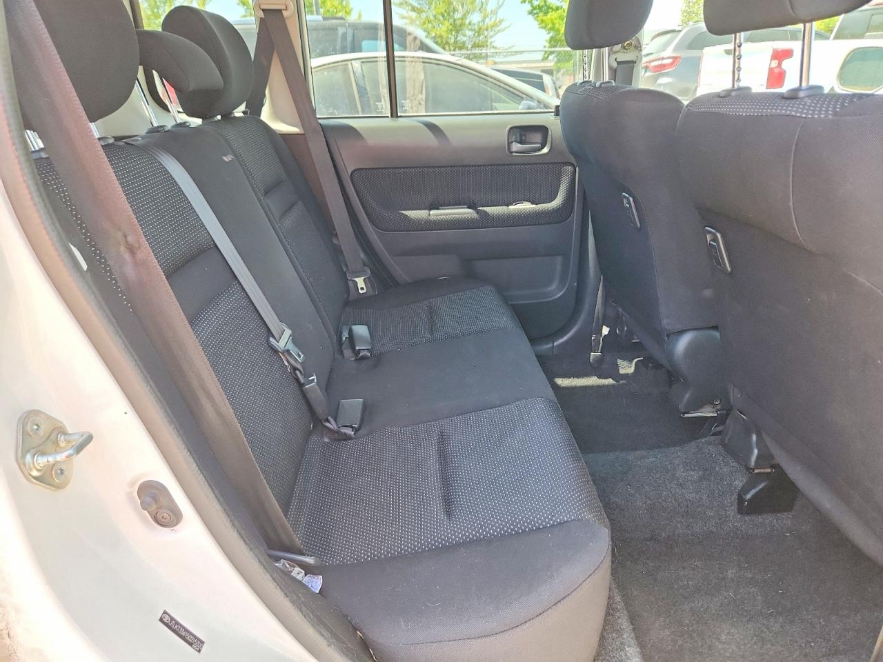 2005 Toyota Scion Xb White vin: JTLKT334150215320