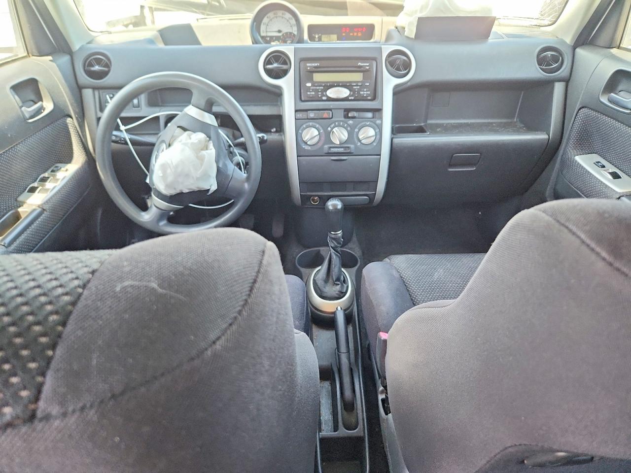 2005 Toyota Scion Xb White vin: JTLKT334150215320