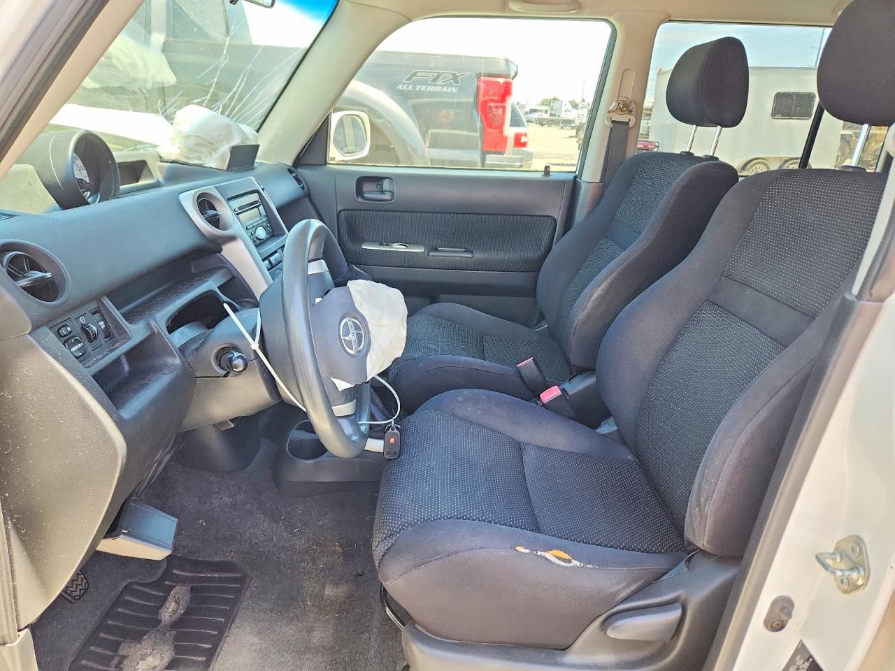 2005 Toyota Scion Xb White vin: JTLKT334150215320