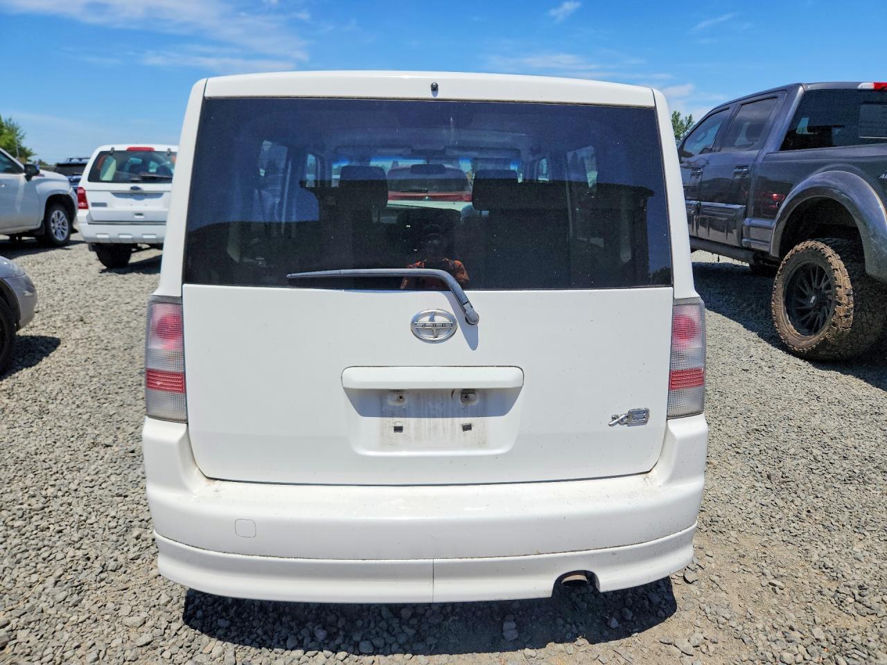 2005 Toyota Scion Xb White vin: JTLKT334150215320
