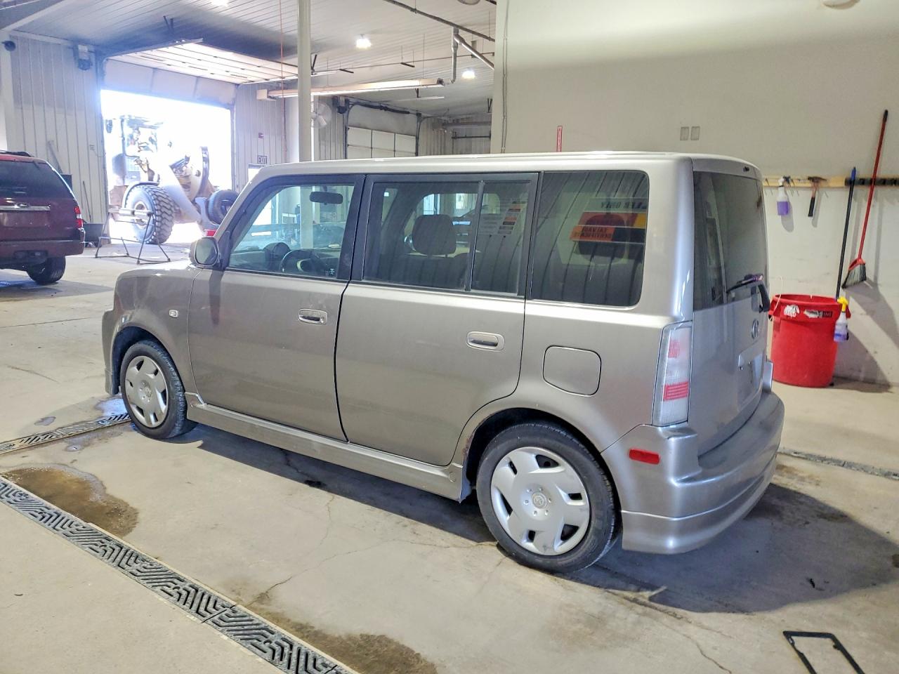 2005 Toyota Scion Xb Silver vin: JTLKT334354004760