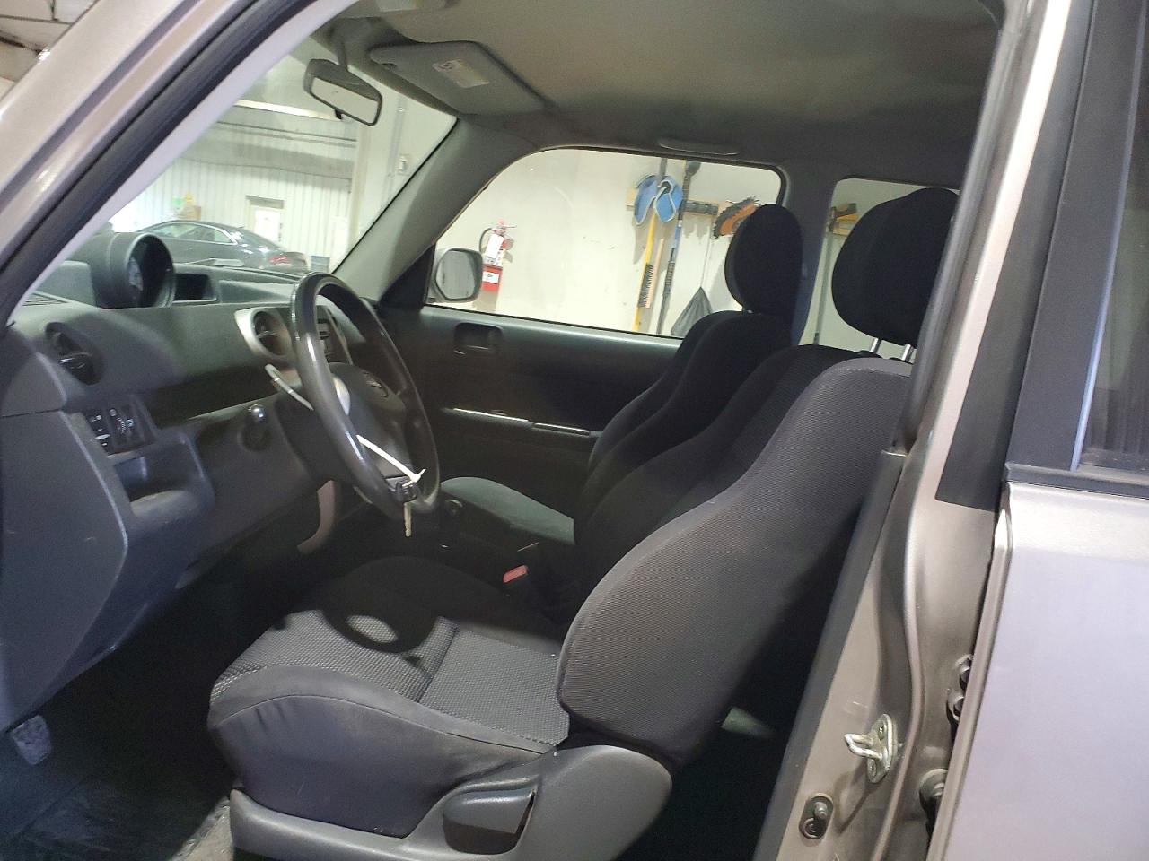 2005 Toyota Scion Xb Silver vin: JTLKT334354004760