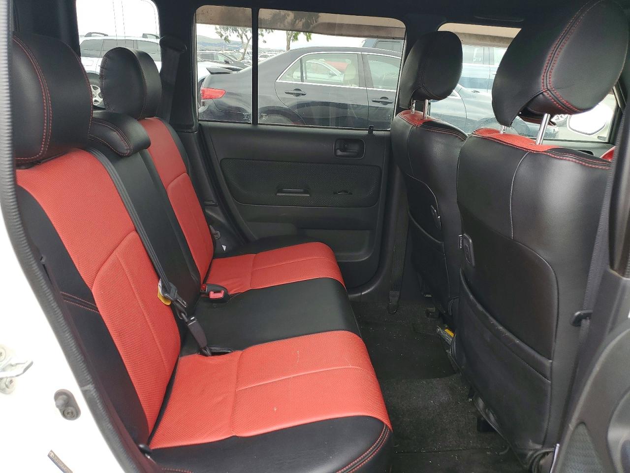 2006 Toyota Scion Xb White vin: JTLKT334564077761