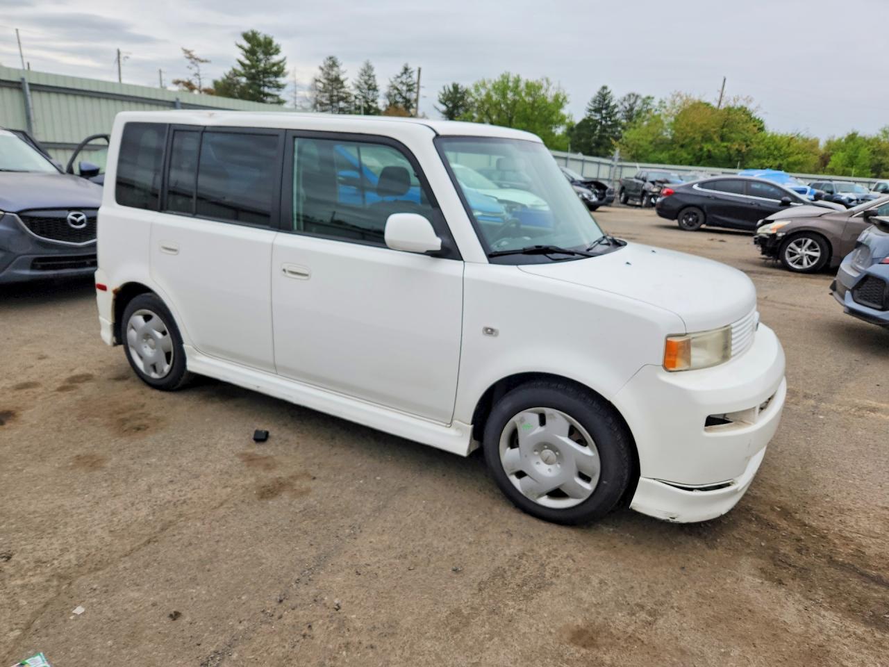 2005 Toyota Scion Xb White vin: JTLKT334X50221231
