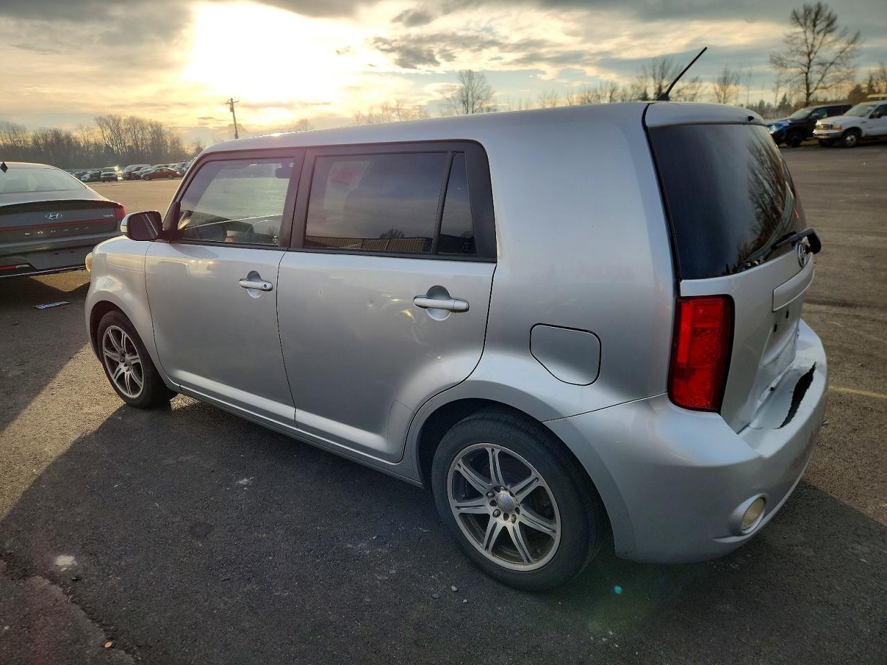 2010 Toyota Scion Xb Серебряный vin: JTLZE4FE0A1100098