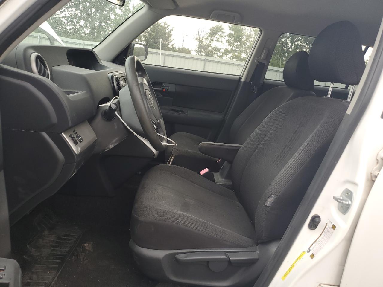 2010 Toyota Scion Xb White vin: JTLZE4FE2A1112303