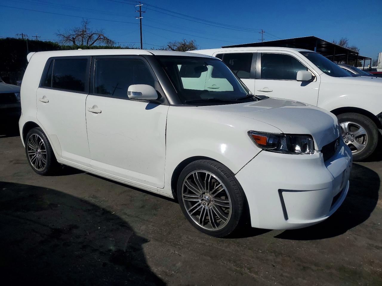 2010 Toyota Scion Xb White vin: JTLZE4FE3A1117297